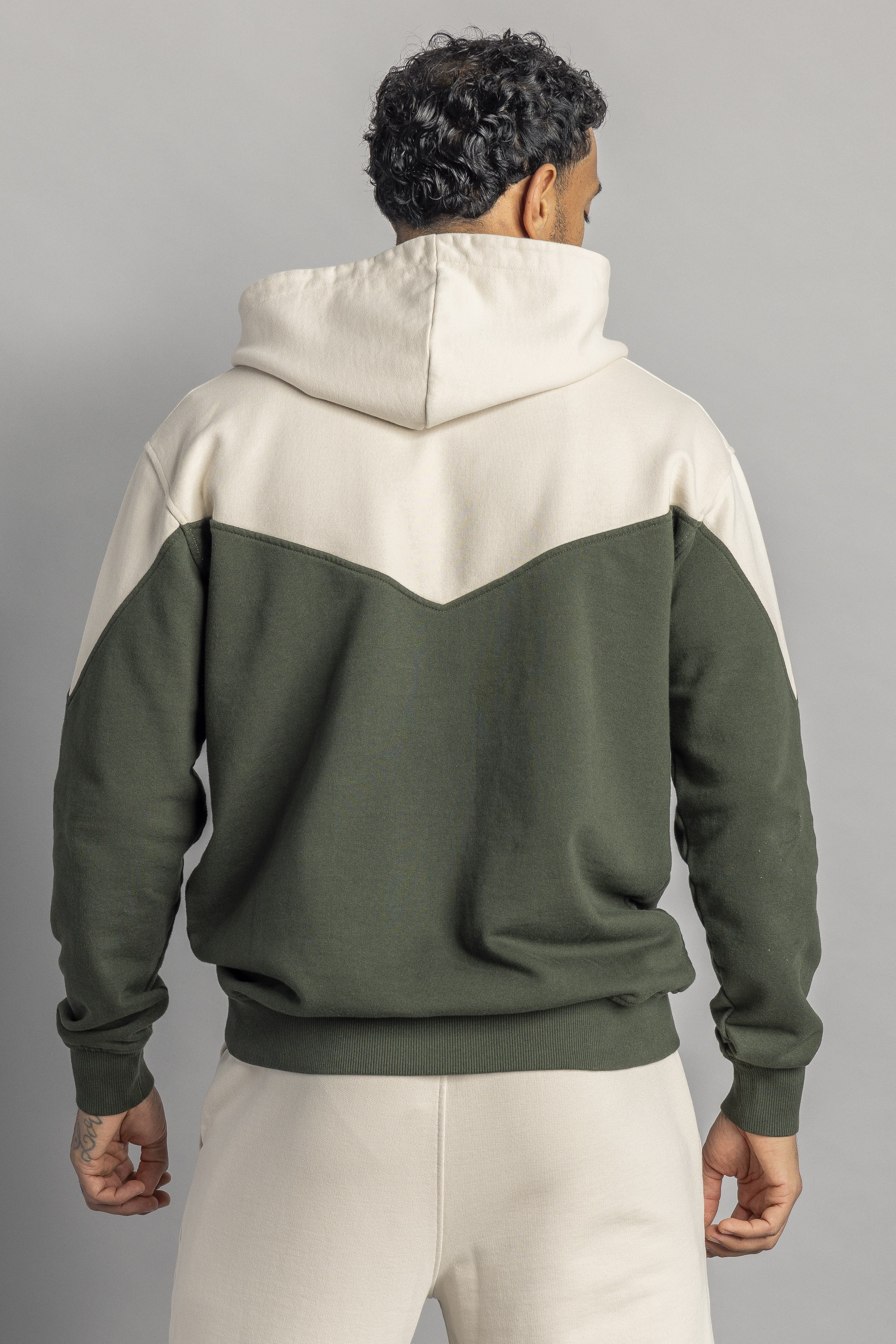 Color Block Hoodie in Oat milk & moss green von Dirts