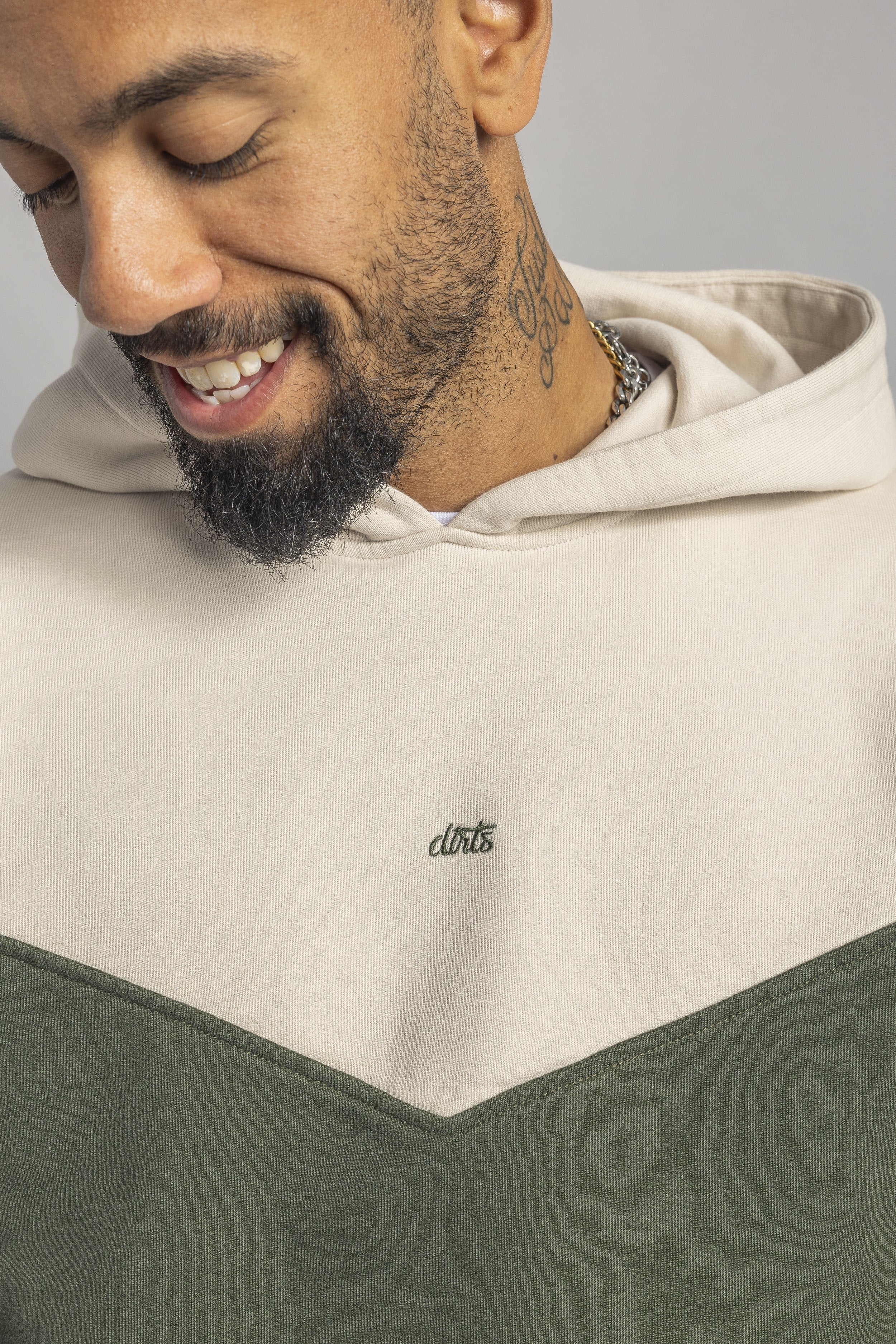 Color Block Hoodie in Oat milk & moss green von Dirts