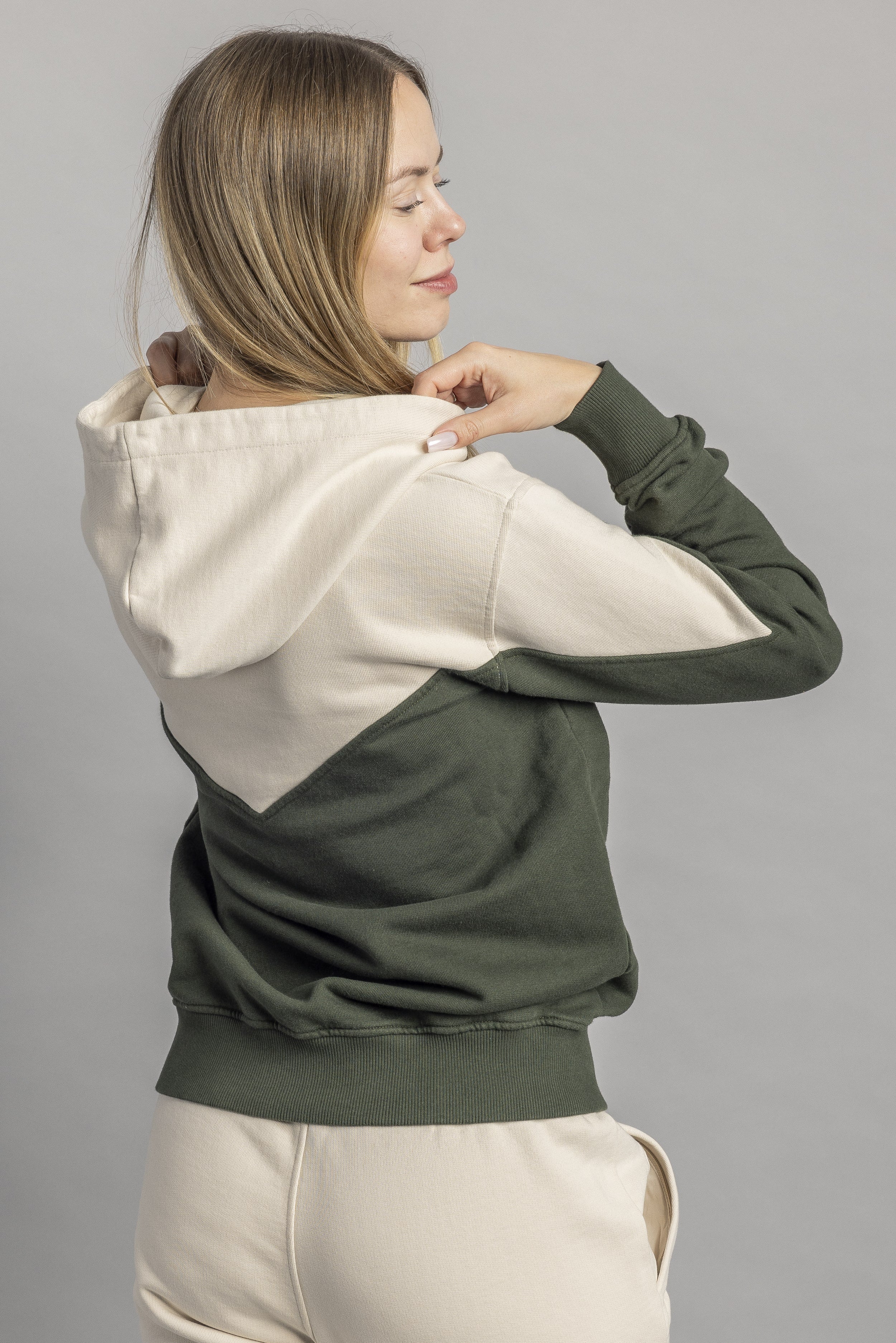Color Block Hoodie in Oat milk & moss green von Dirts
