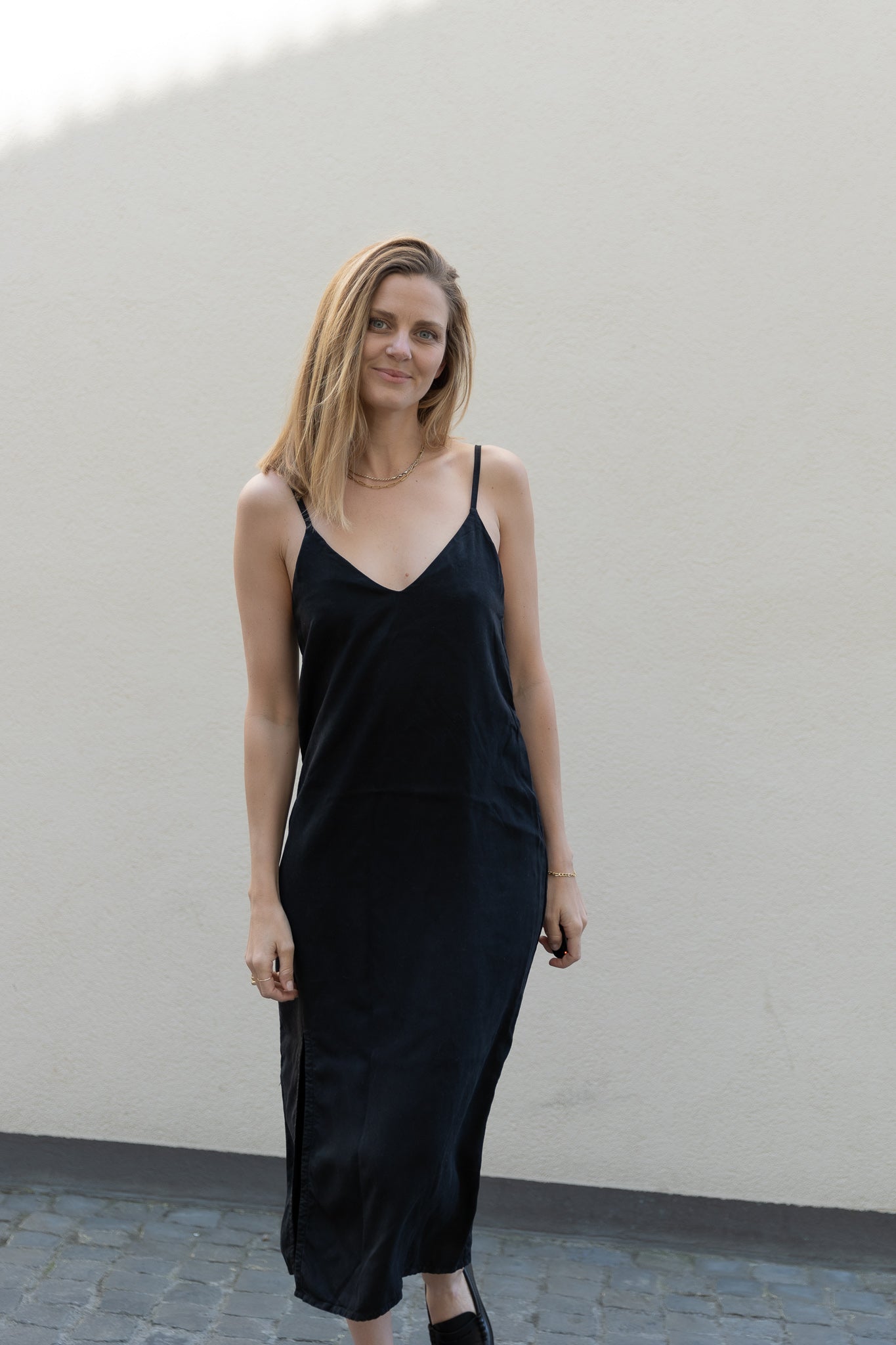 Robe midi noire BELLA en 100% Tencel de Pura Clothing