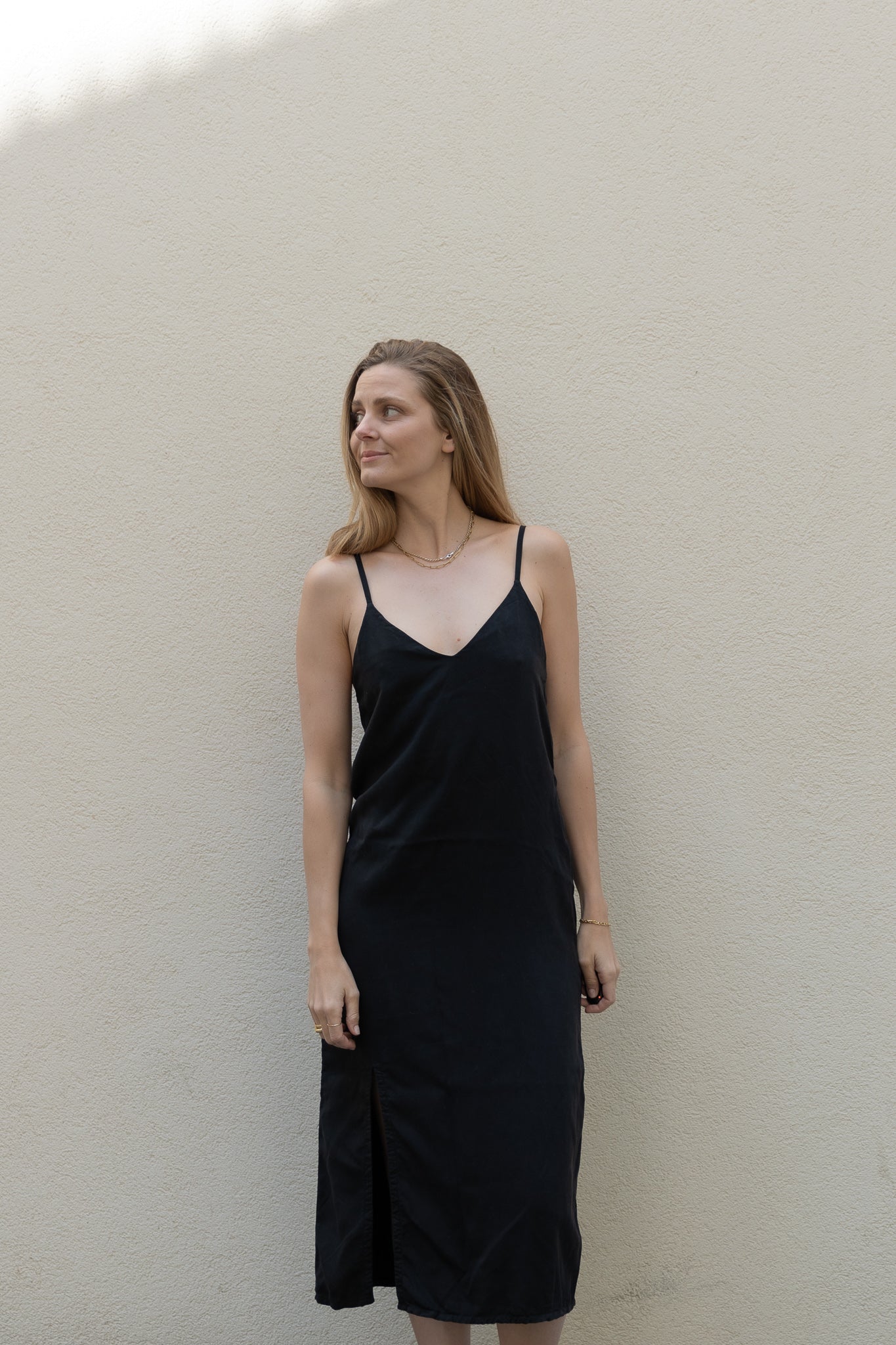 Robe midi noire BELLA en 100% Tencel de Pura Clothing