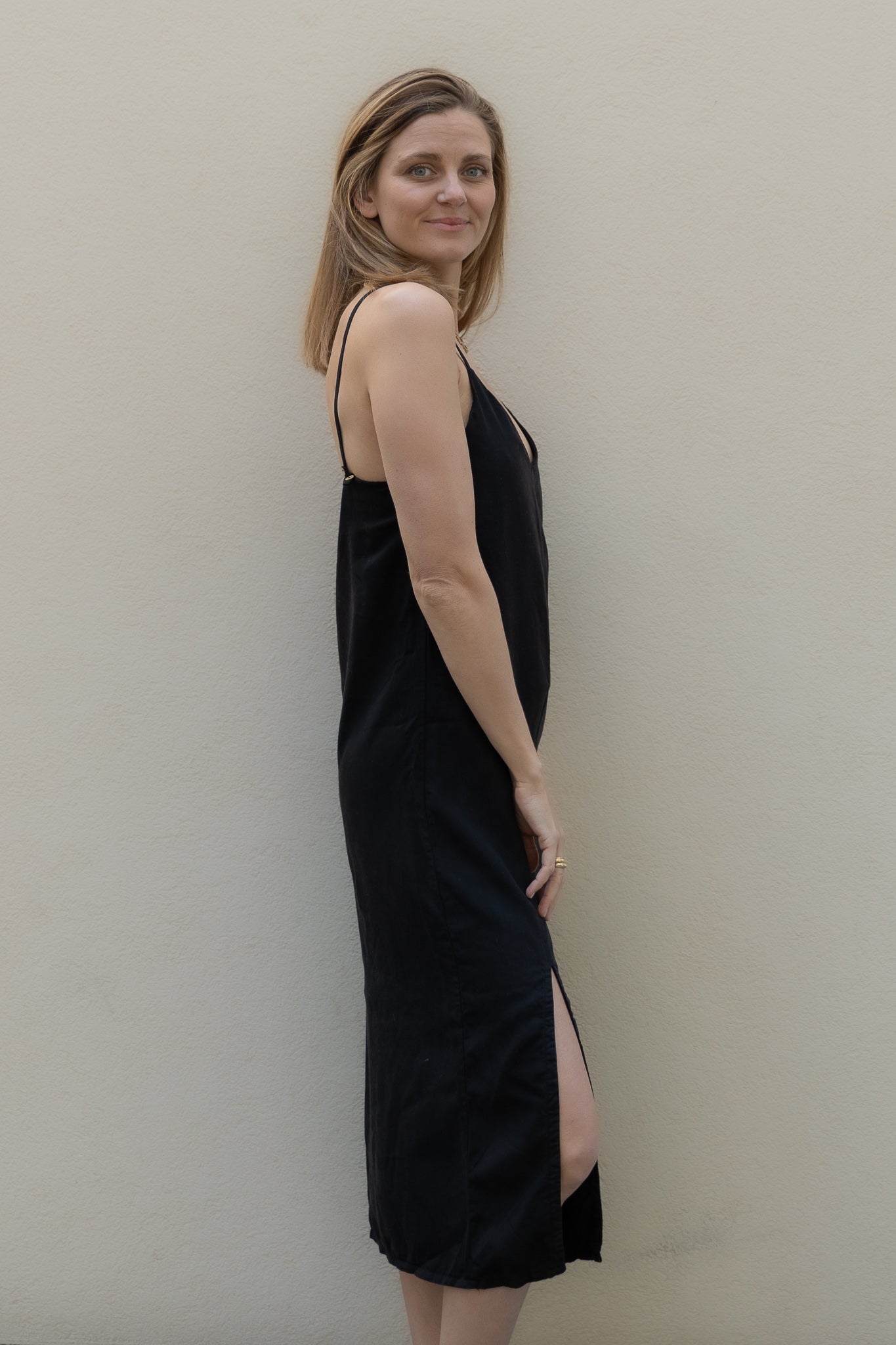Robe midi noire BELLA en 100% Tencel de Pura Clothing