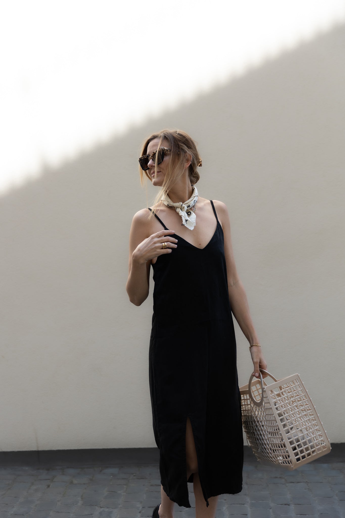 Robe midi noire BELLA en 100% Tencel de Pura Clothing