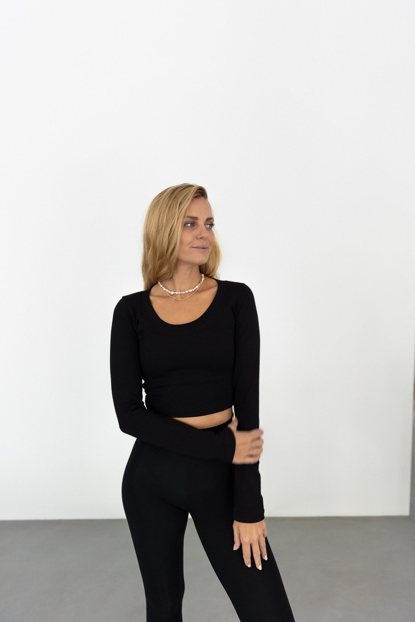 Schwarzes langärmliges Shirt aus Tencel & Bio-Buamwolle von PURA Clothing