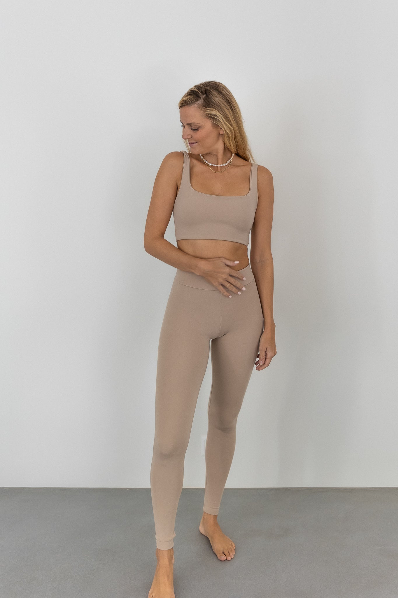 Top beige SIRA en Tencel de PURA Clothing