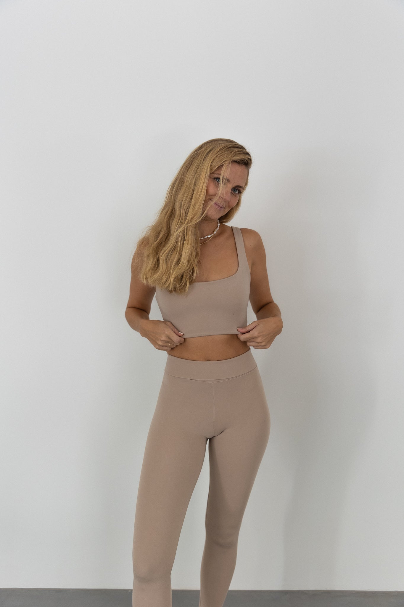 Top beige SIRA en Tencel de PURA Clothing