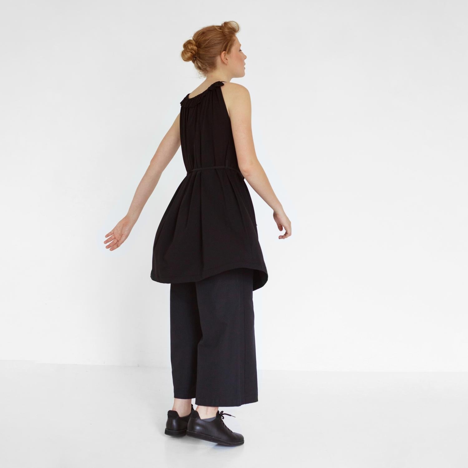 Flowing summer dress with a ruffled neckline made of organic cotton