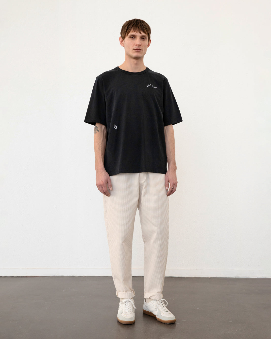 Schwarzes T-Shirt Wavy Logo aus 100% Bio-Baumwolle von Rotholz