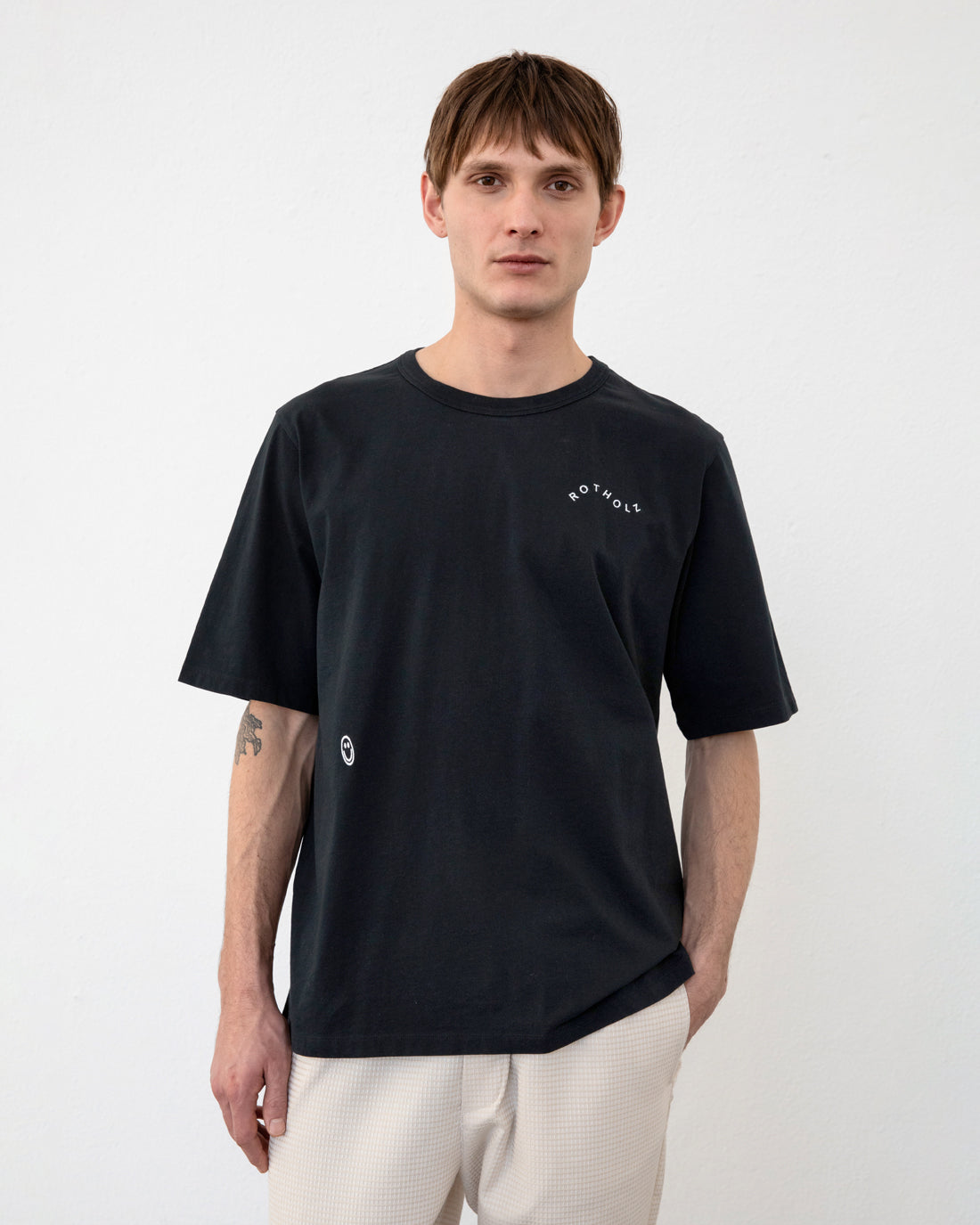 Schwarzes T-Shirt Wavy Logo aus 100% Bio-Baumwolle von Rotholz