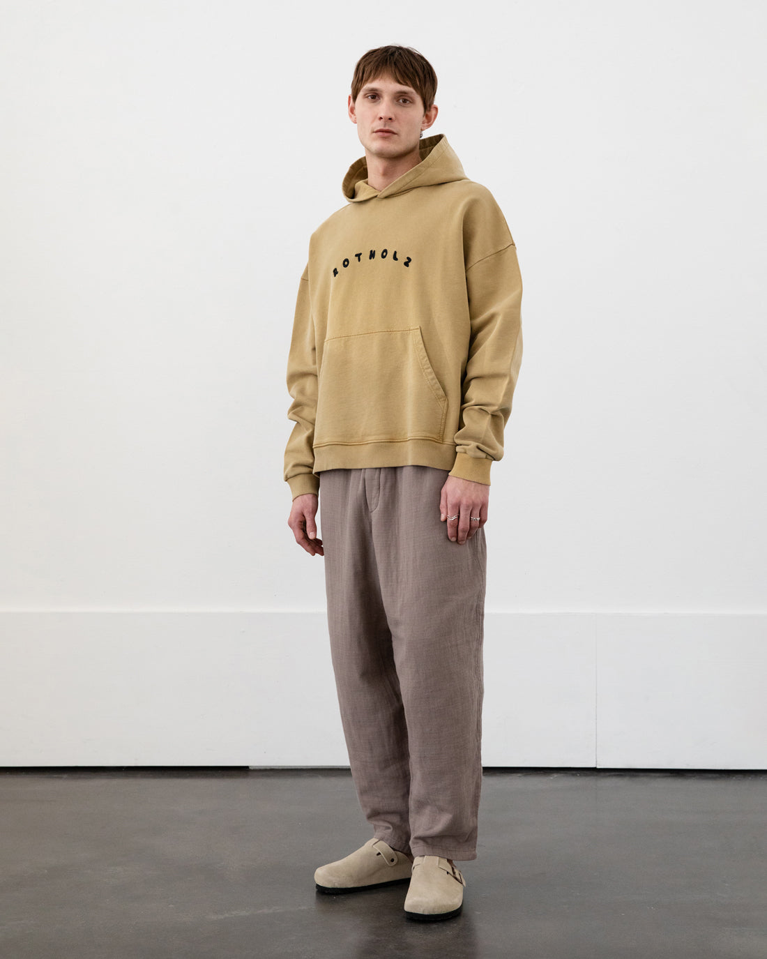 Gelber Pullover Logo aus 100% Bio-Baumwolle von Rotholz