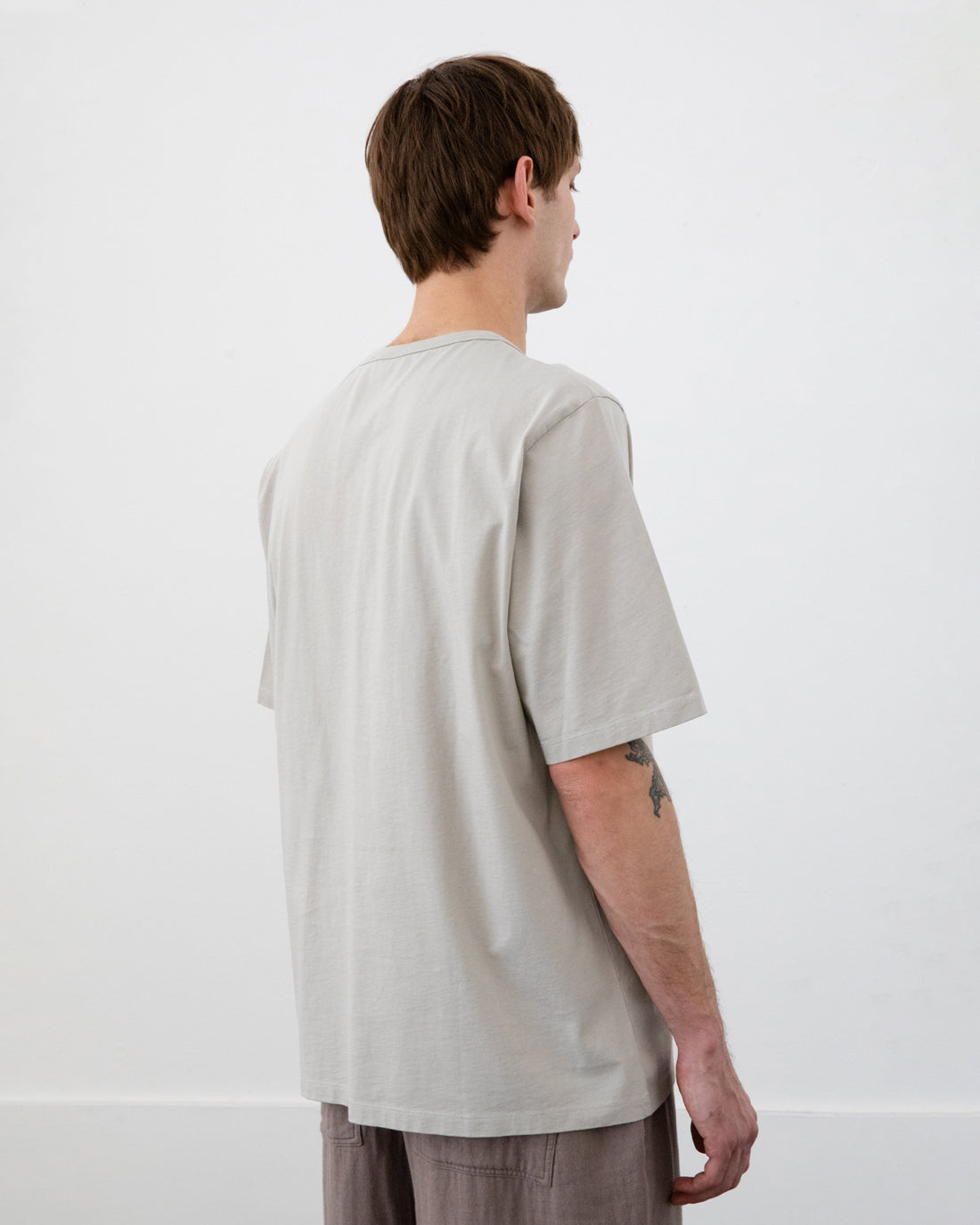 T-shirt gris-beige avec logo ondulé en 100 % coton biologique de Rotholz