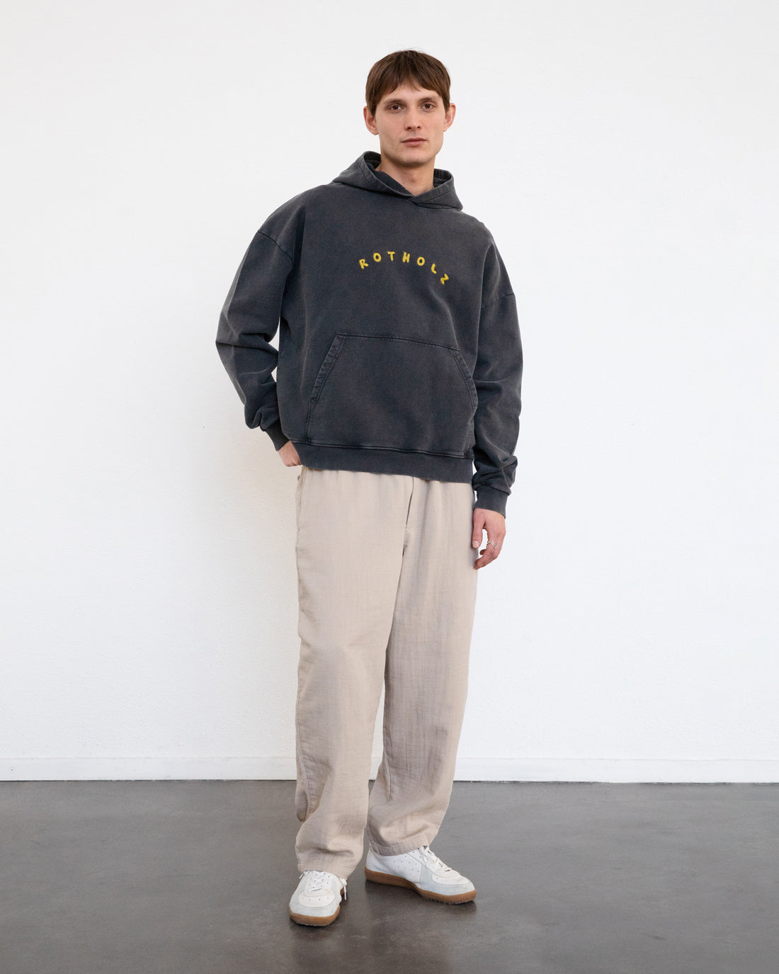 Schwarzer Pullover Logo aus 100% Bio-Baumwolle von Rotholz