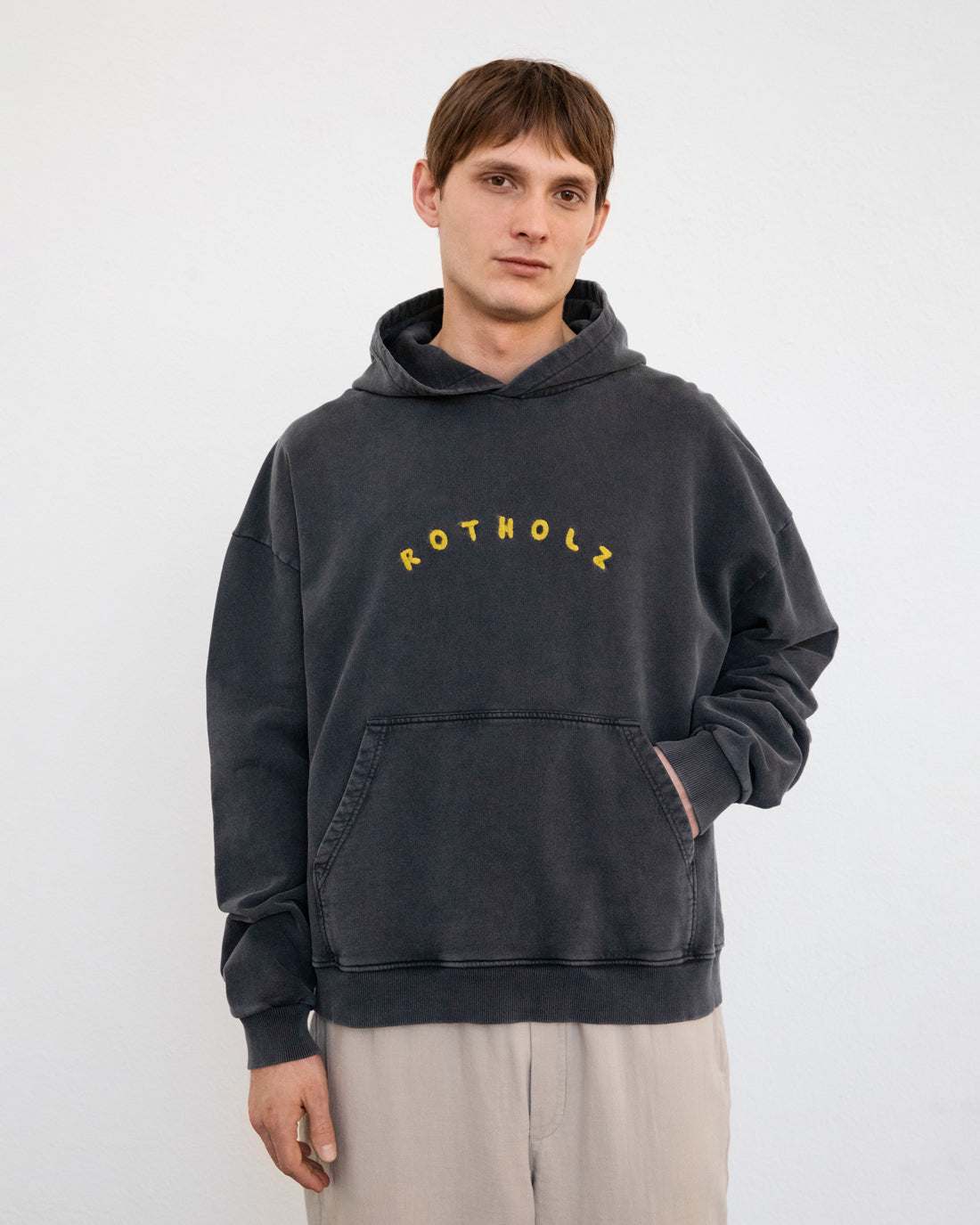 Schwarzer Pullover Logo aus 100% Bio-Baumwolle von Rotholz