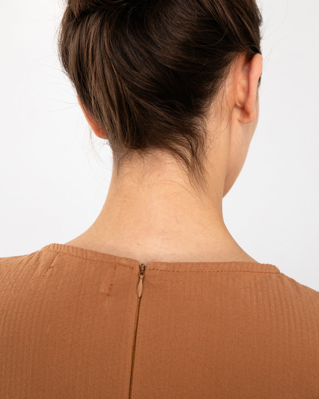 Hellbrauner Jumpsuit Seesucker aus 100% Bio-Baumwolle von Rotholz