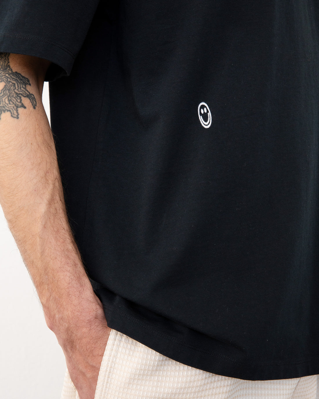 Schwarzes T-Shirt Wavy Logo aus 100% Bio-Baumwolle von Rotholz