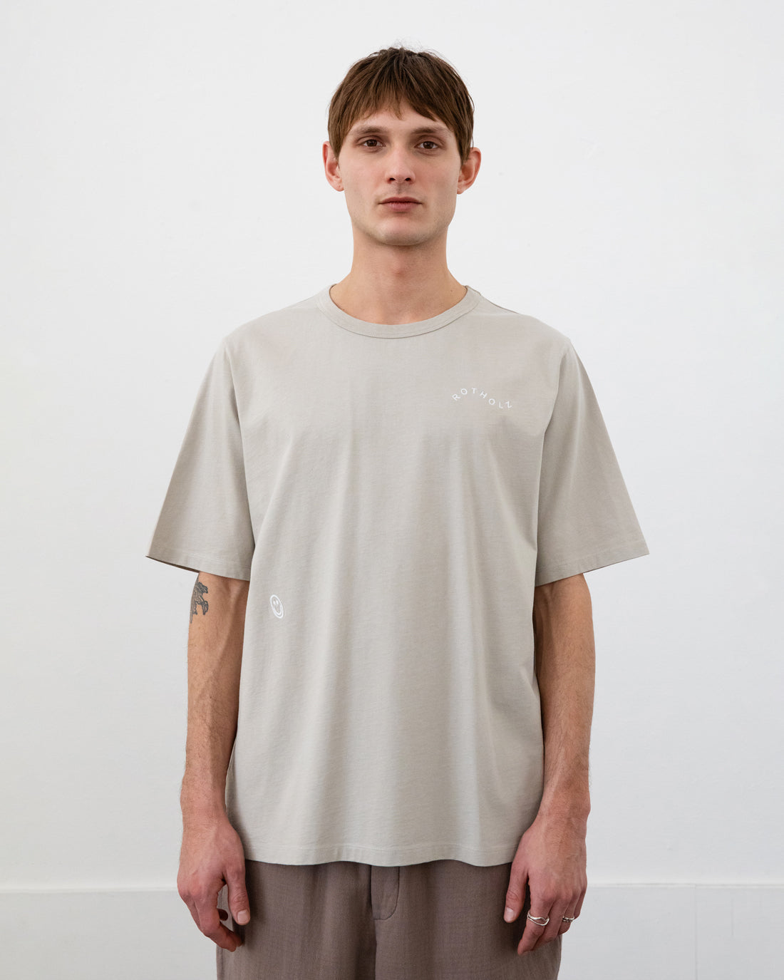 T-shirt gris-beige avec logo ondulé en 100 % coton biologique de Rotholz