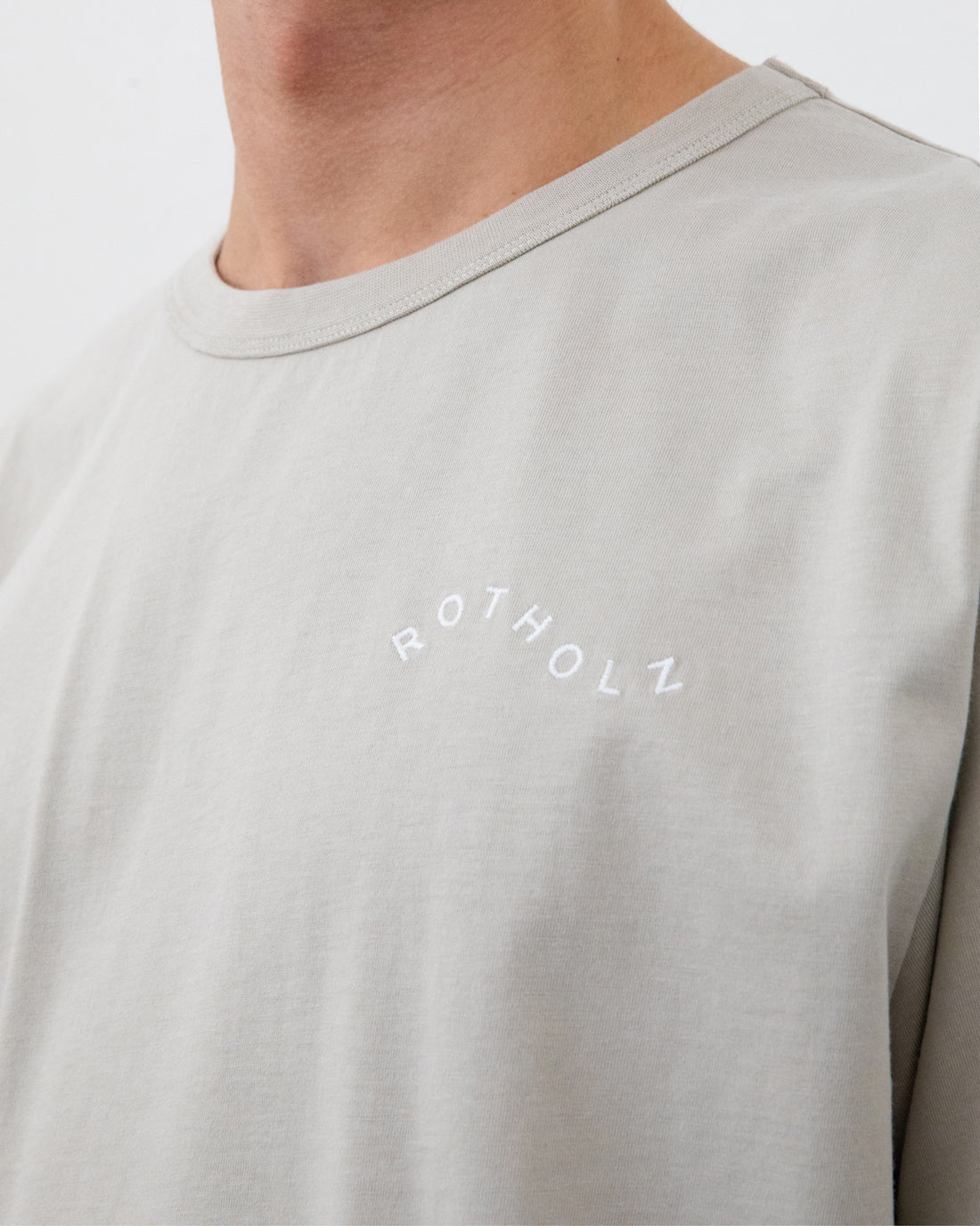 T-shirt gris-beige avec logo ondulé en 100 % coton biologique de Rotholz