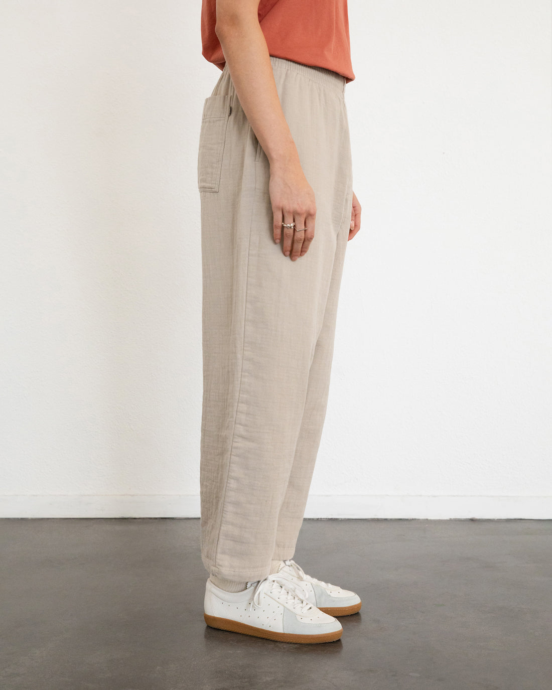 Pantalon large beige en 100 % coton biologique de Rotholz