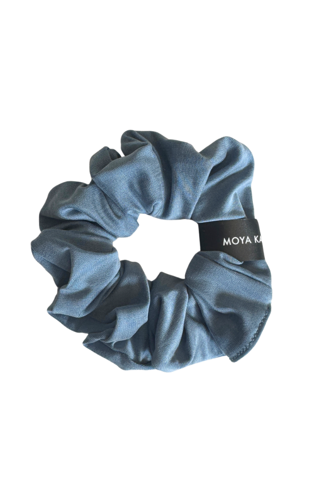 Blauer Haargummi Scrunchie aus Cupro von Moya Kala