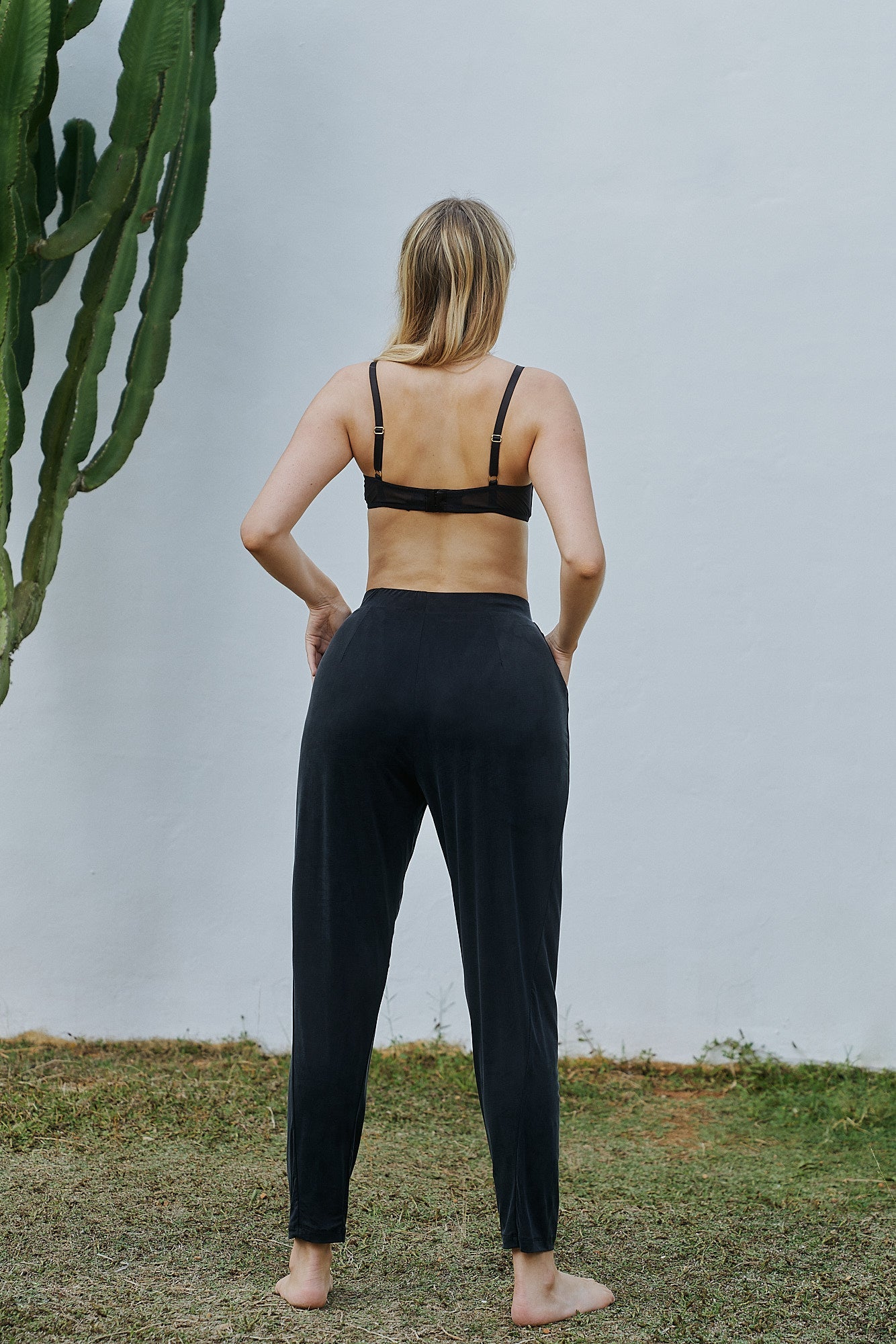 Schwarze Lounge Hosen aus Cupro von MOYA KALA