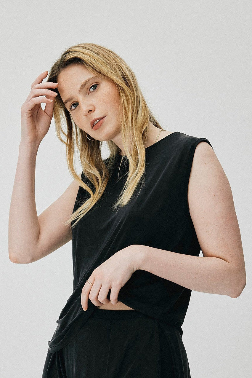 Top en cupro noir par MOYA KALA