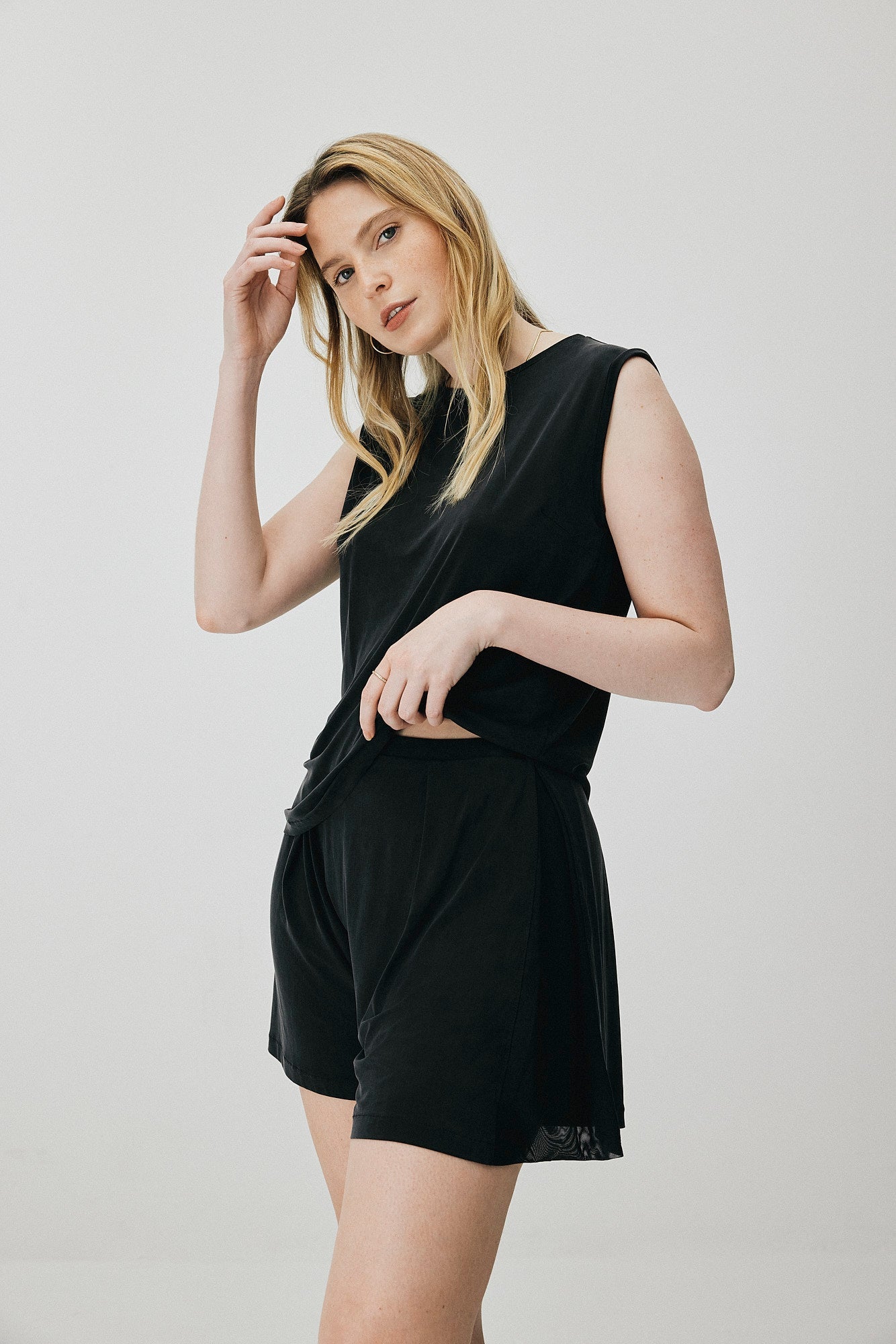 Schwarze Bermuda-Shorts aus Cupro von MOYA KALA