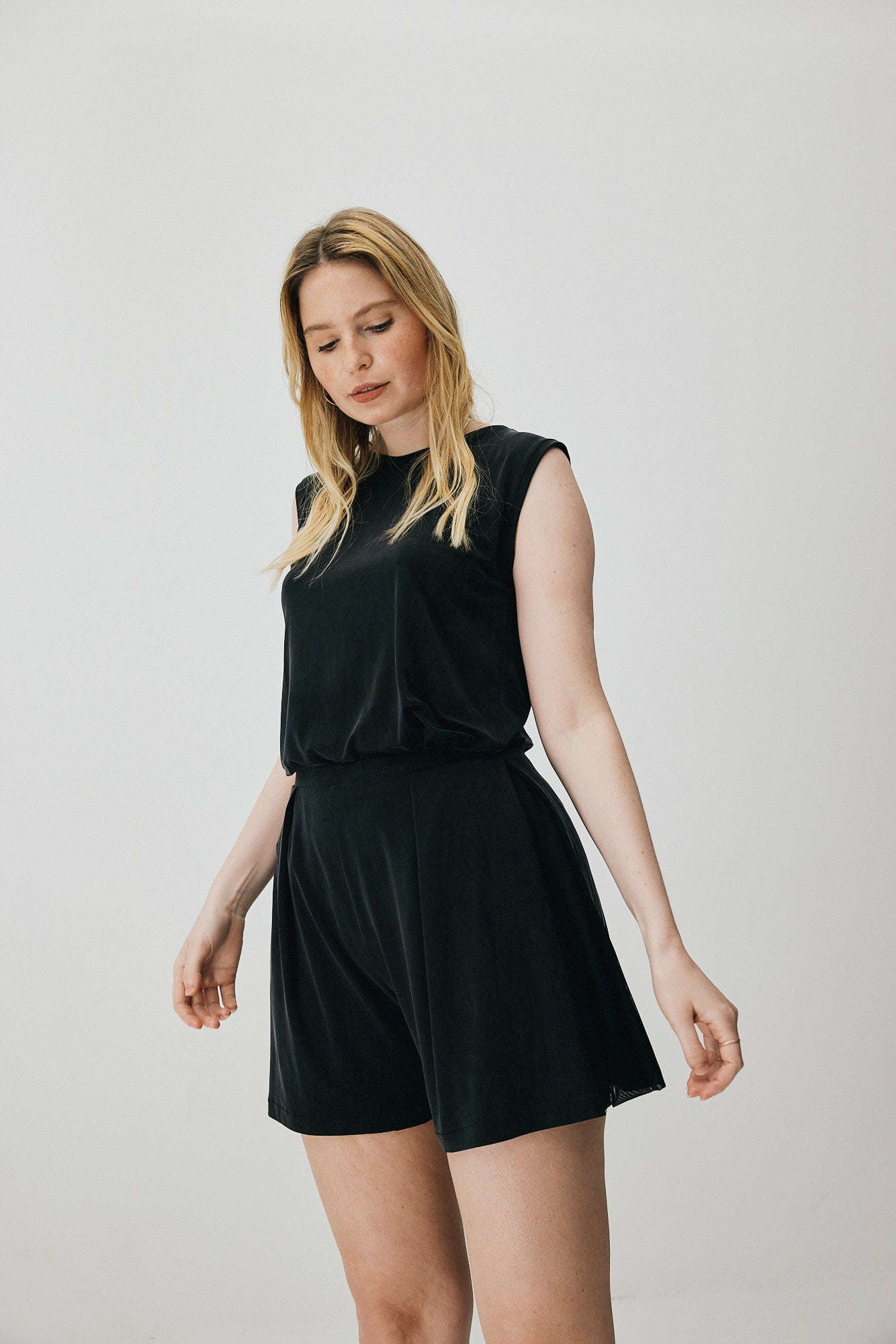 Schwarze Bermuda-Shorts aus Cupro von MOYA KALA