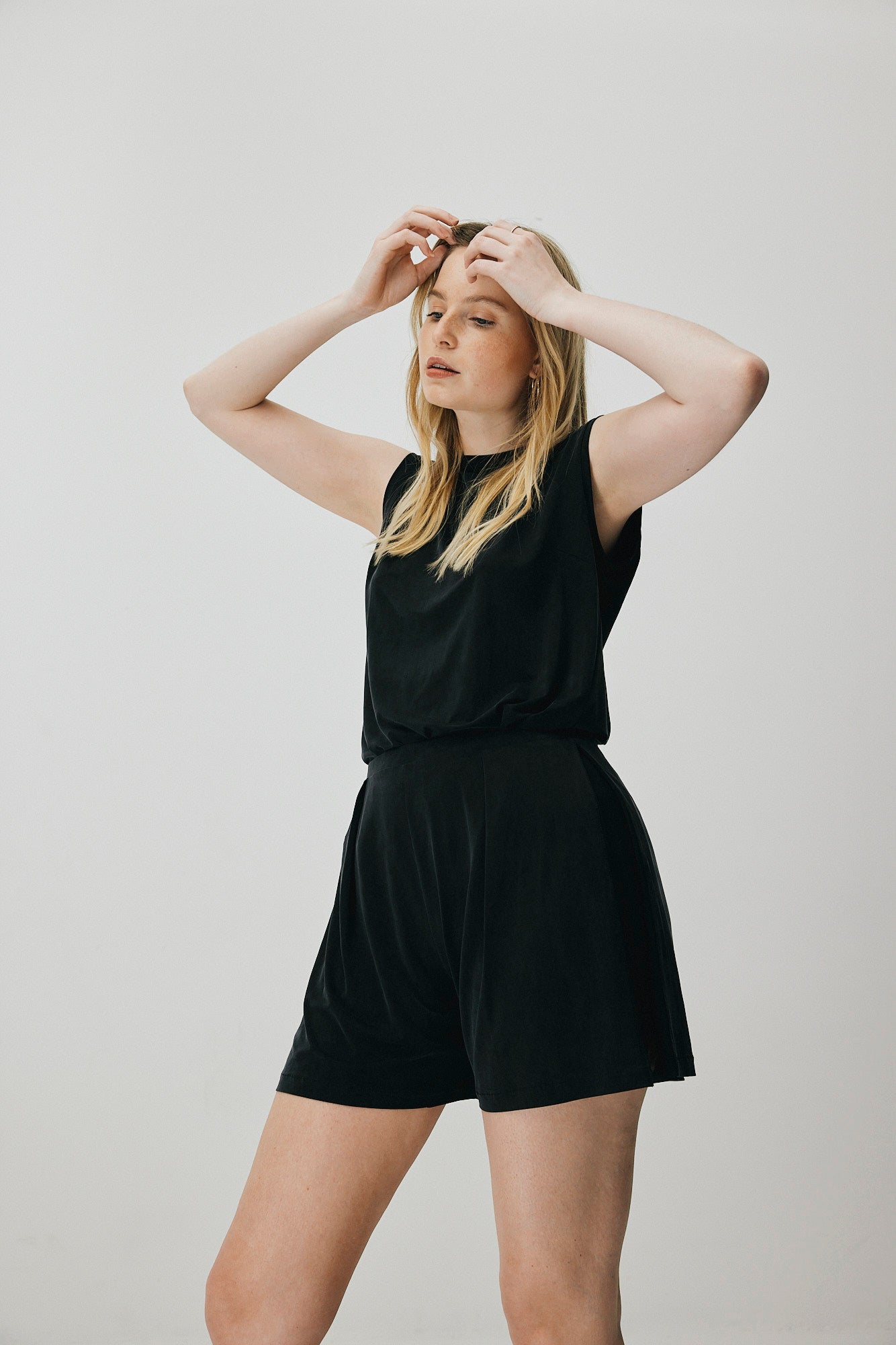 Schwarze Bermuda-Shorts aus Cupro von MOYA KALA
