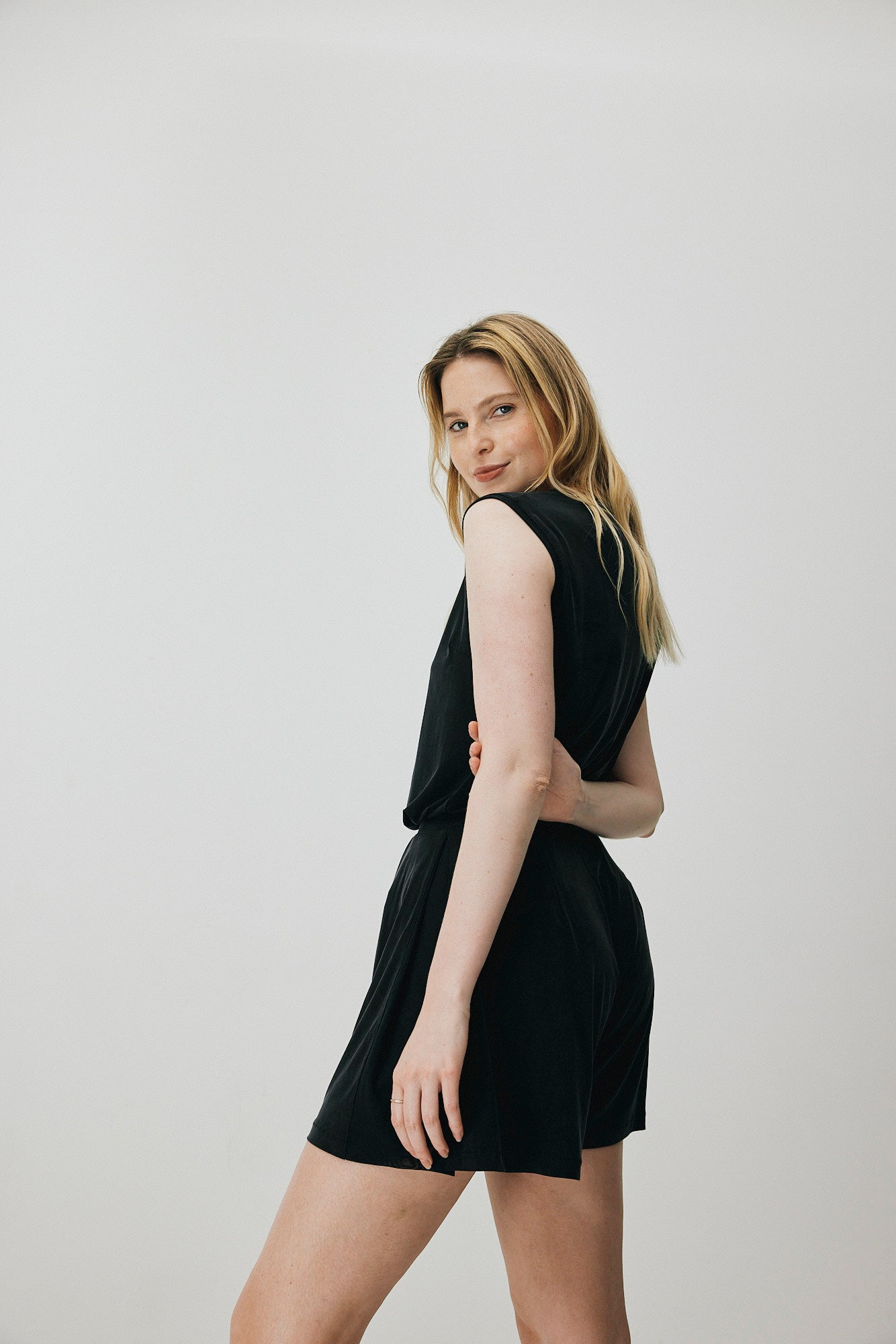 Schwarze Bermuda-Shorts aus Cupro von MOYA KALA