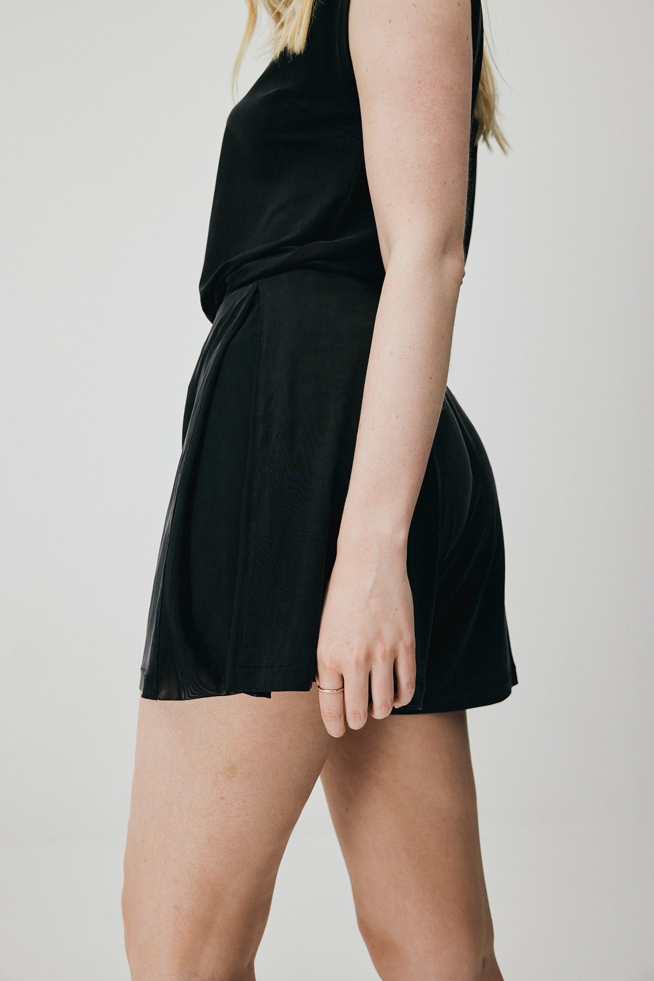 Schwarze Bermuda-Shorts aus Cupro von MOYA KALA