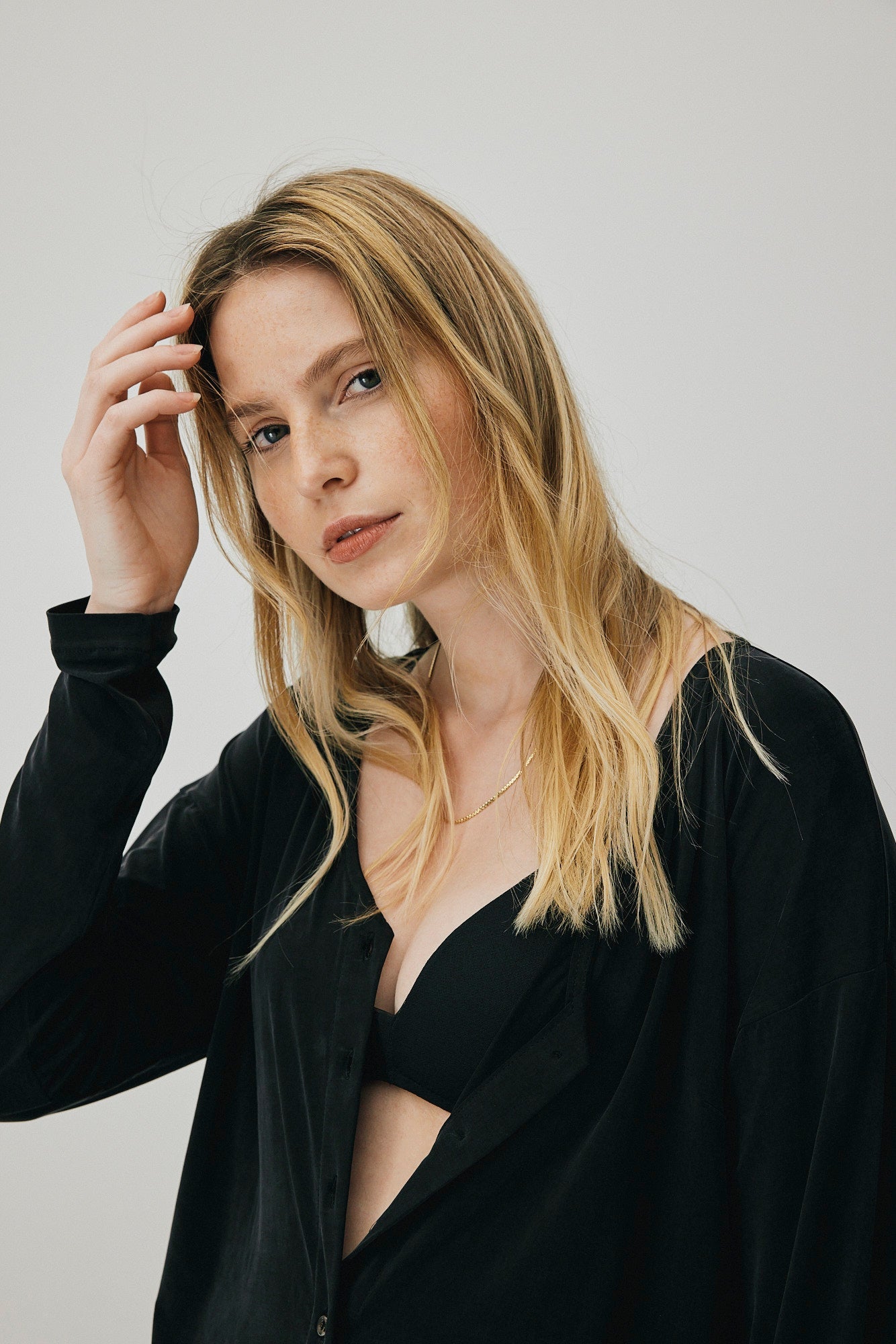 Schwarze Bluse aus Cupro von MOYA KALA