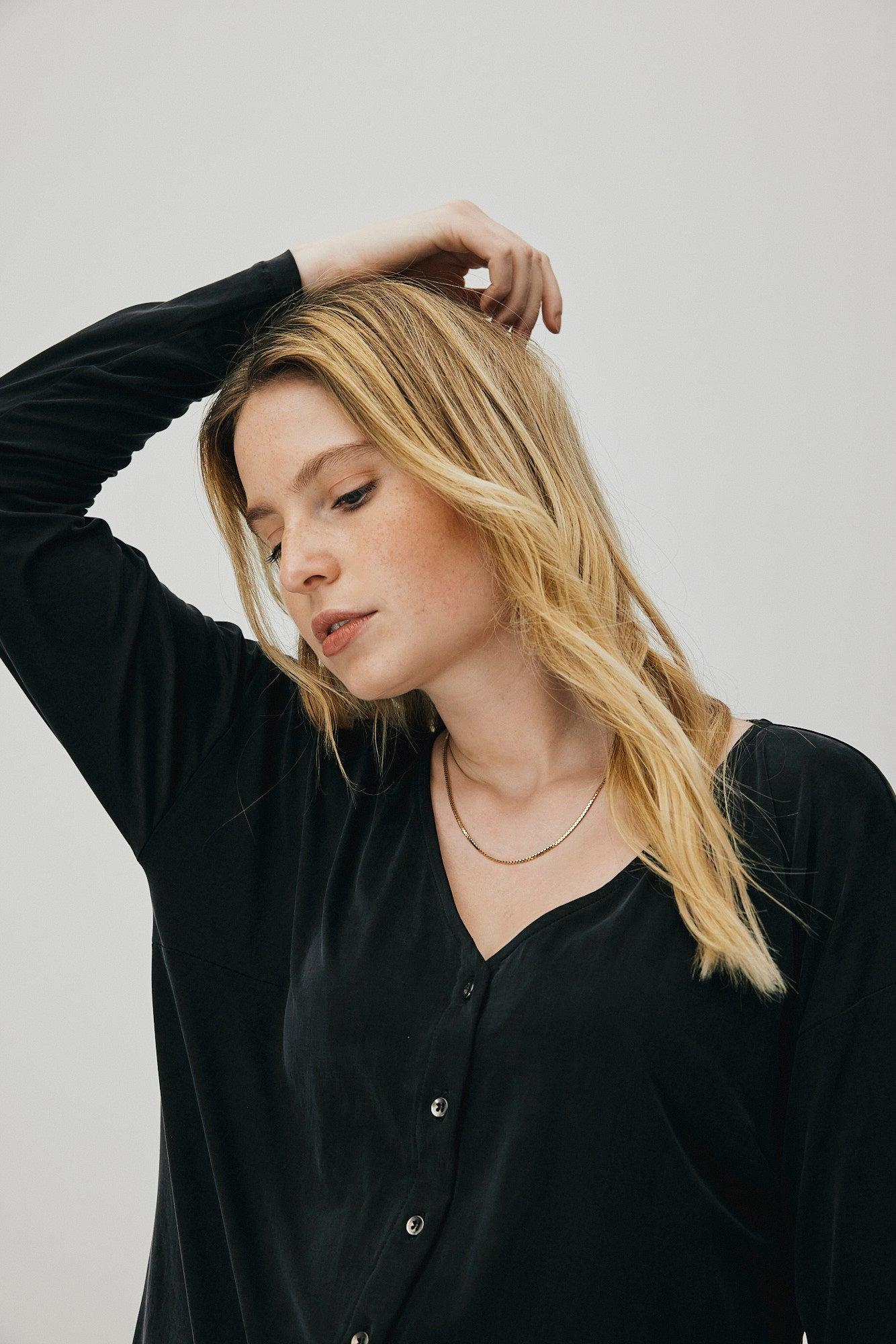 Schwarze Bluse aus Cupro von MOYA KALA