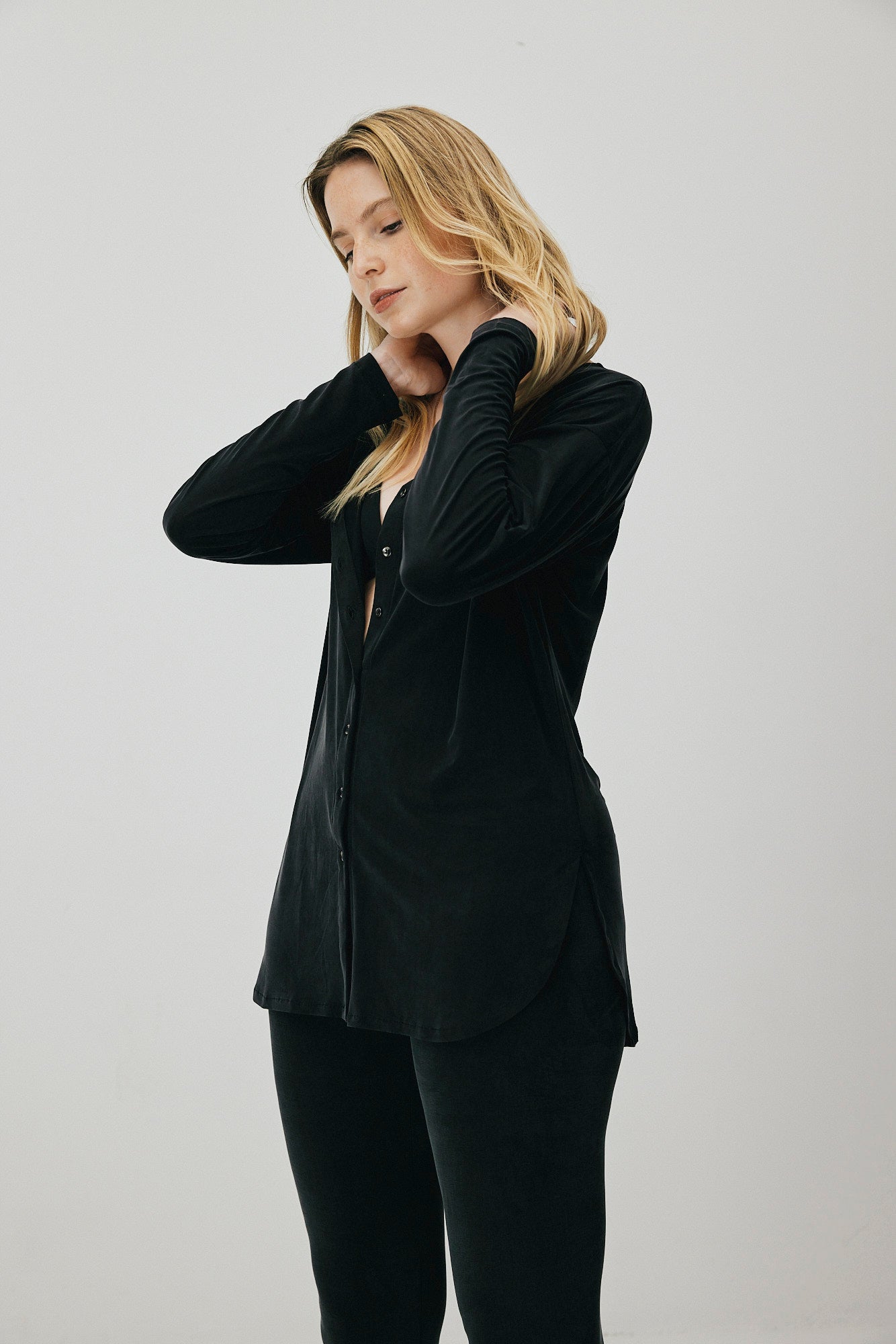 Schwarze Bluse aus Cupro von MOYA KALA