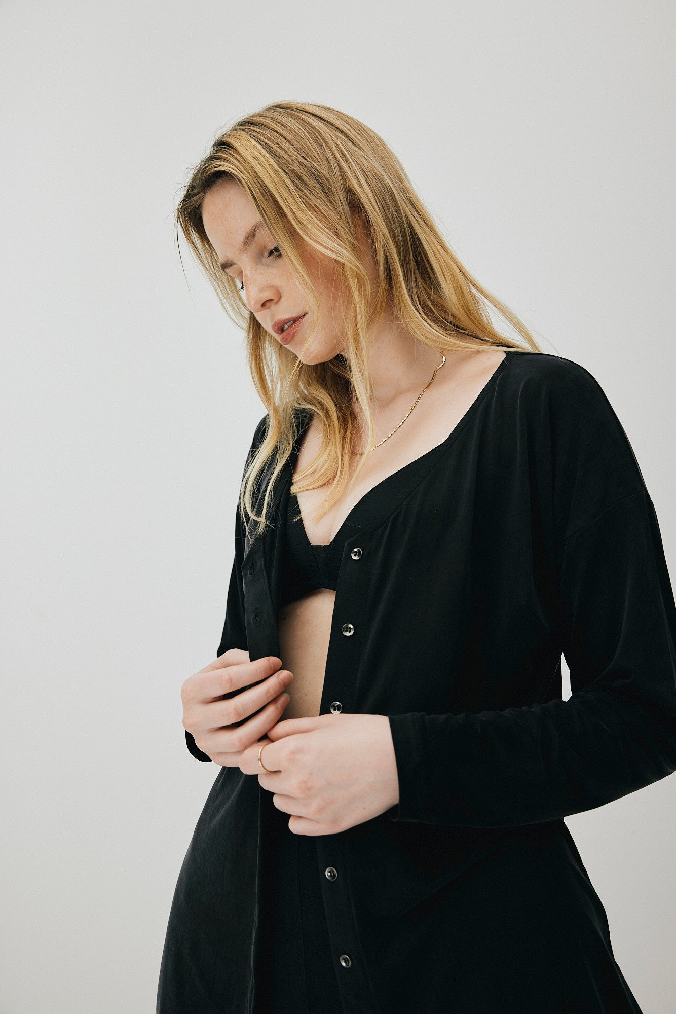 Schwarze Bluse aus Cupro von MOYA KALA