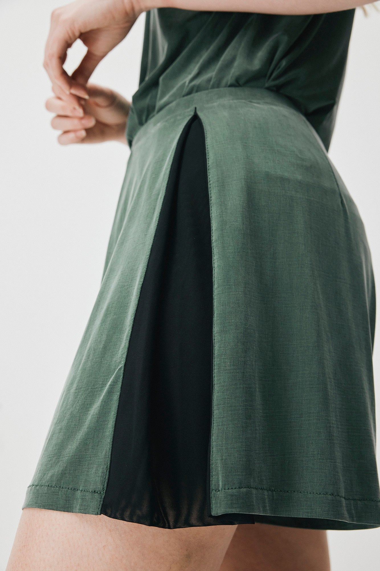 Grüne Bermuda-Shorts aus Cupro von MOYA KALA