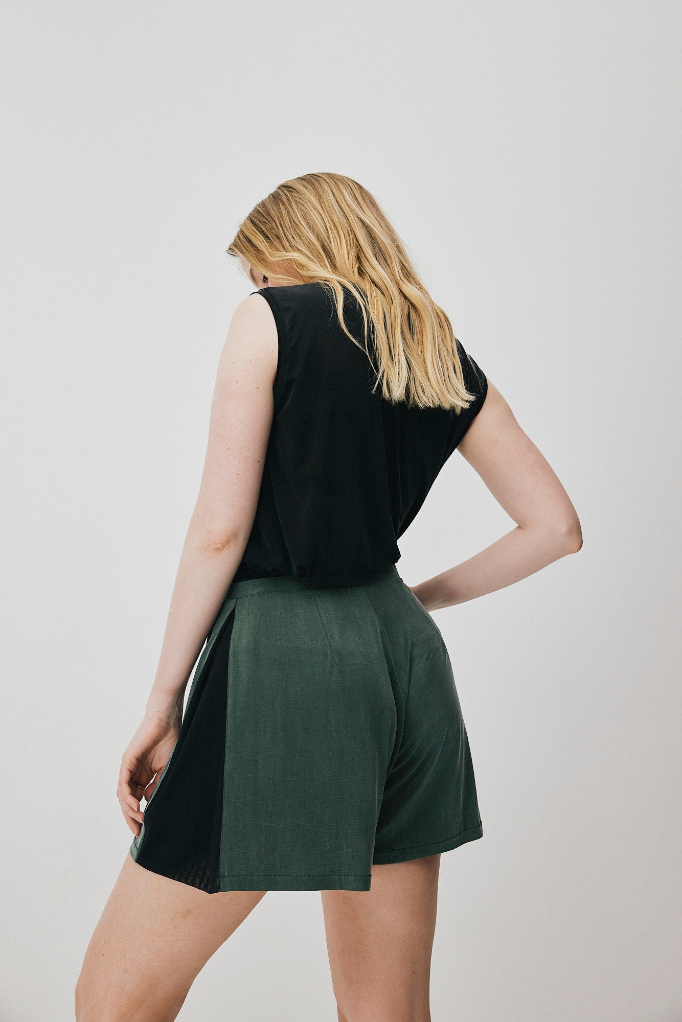 Grüne Bermuda-Shorts aus Cupro von MOYA KALA