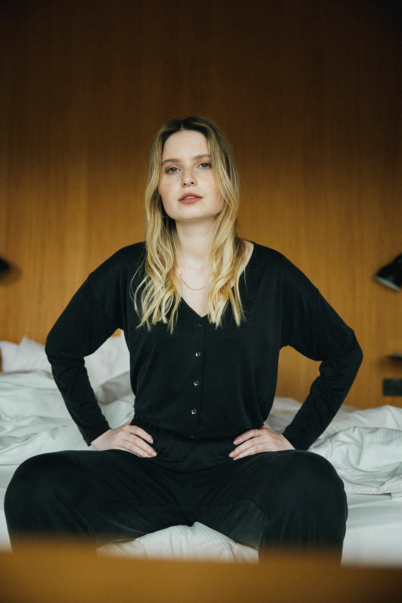 Schwarze Bluse aus Cupro von MOYA KALA