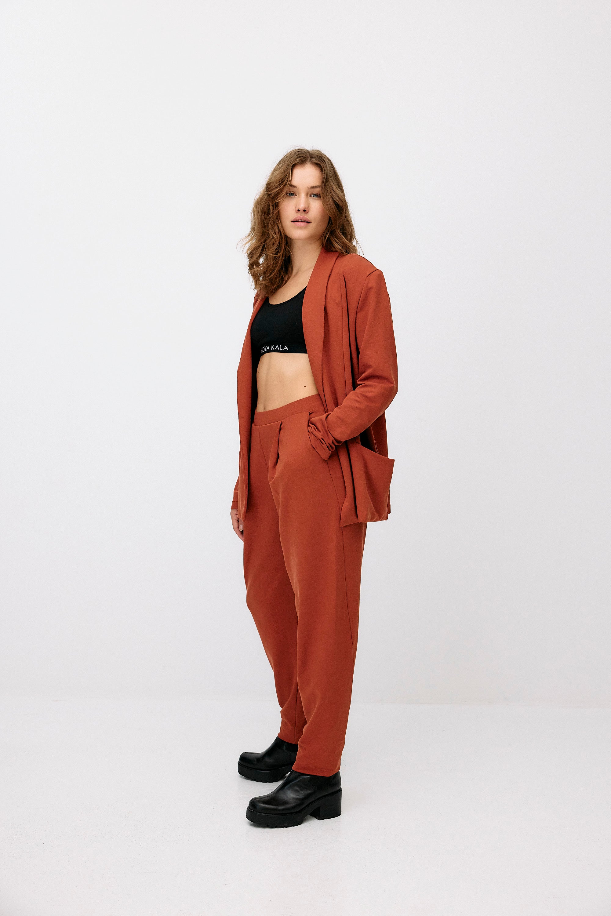 Jogger formel - rouge camel par Moya Kala