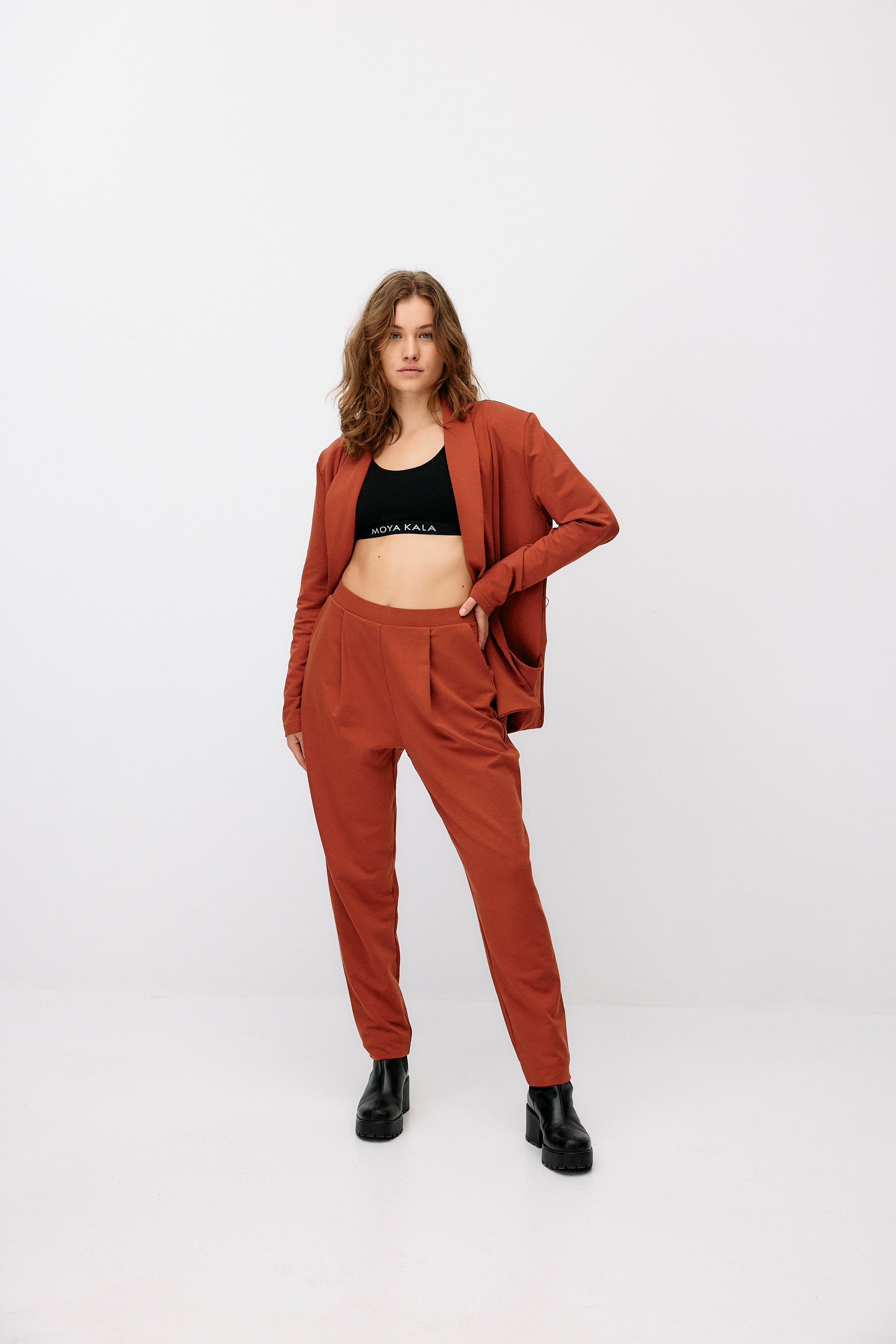 Jogger formel - rouge camel par Moya Kala