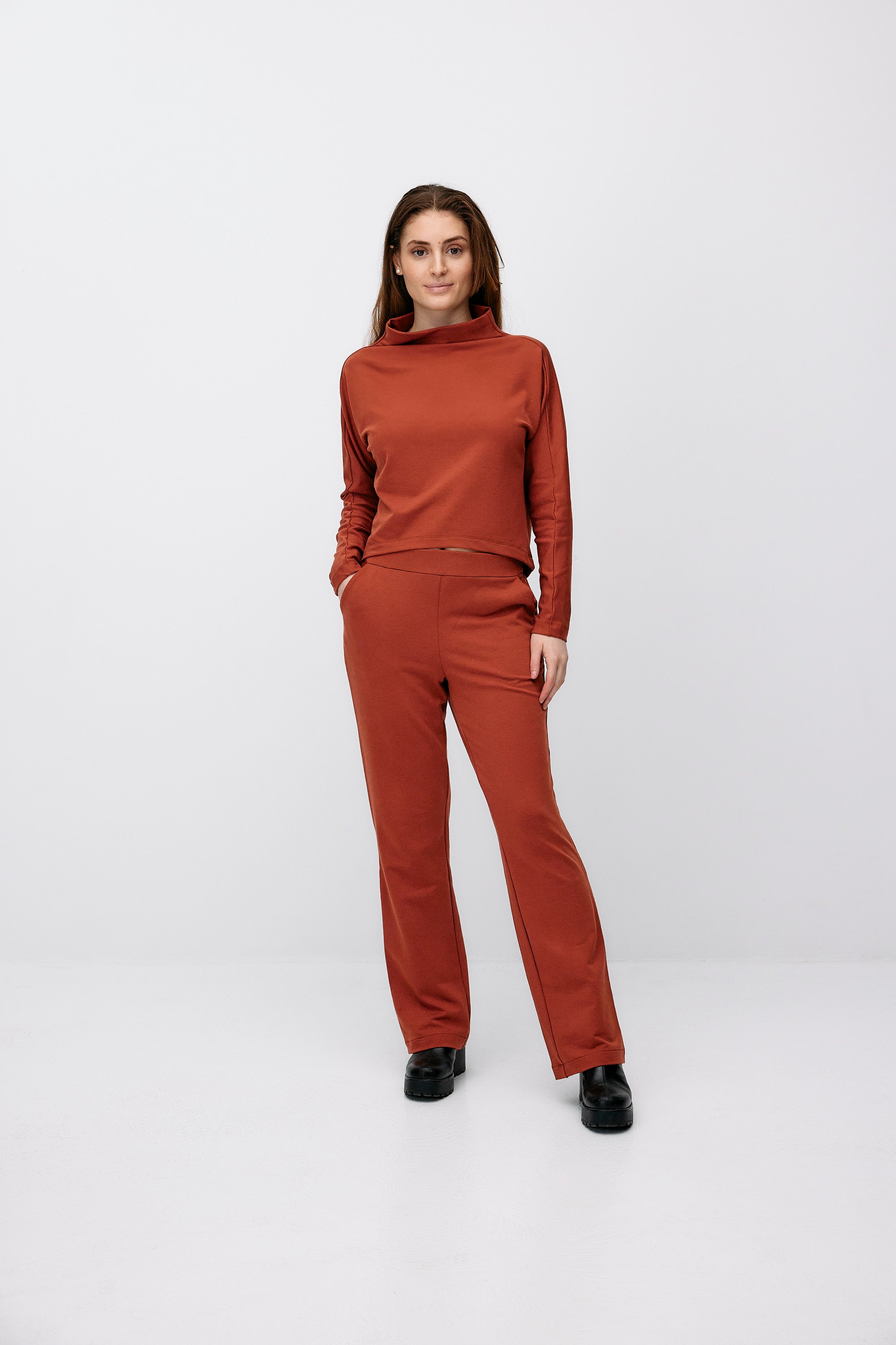Pull court formel - camel rouge par Moya Kala