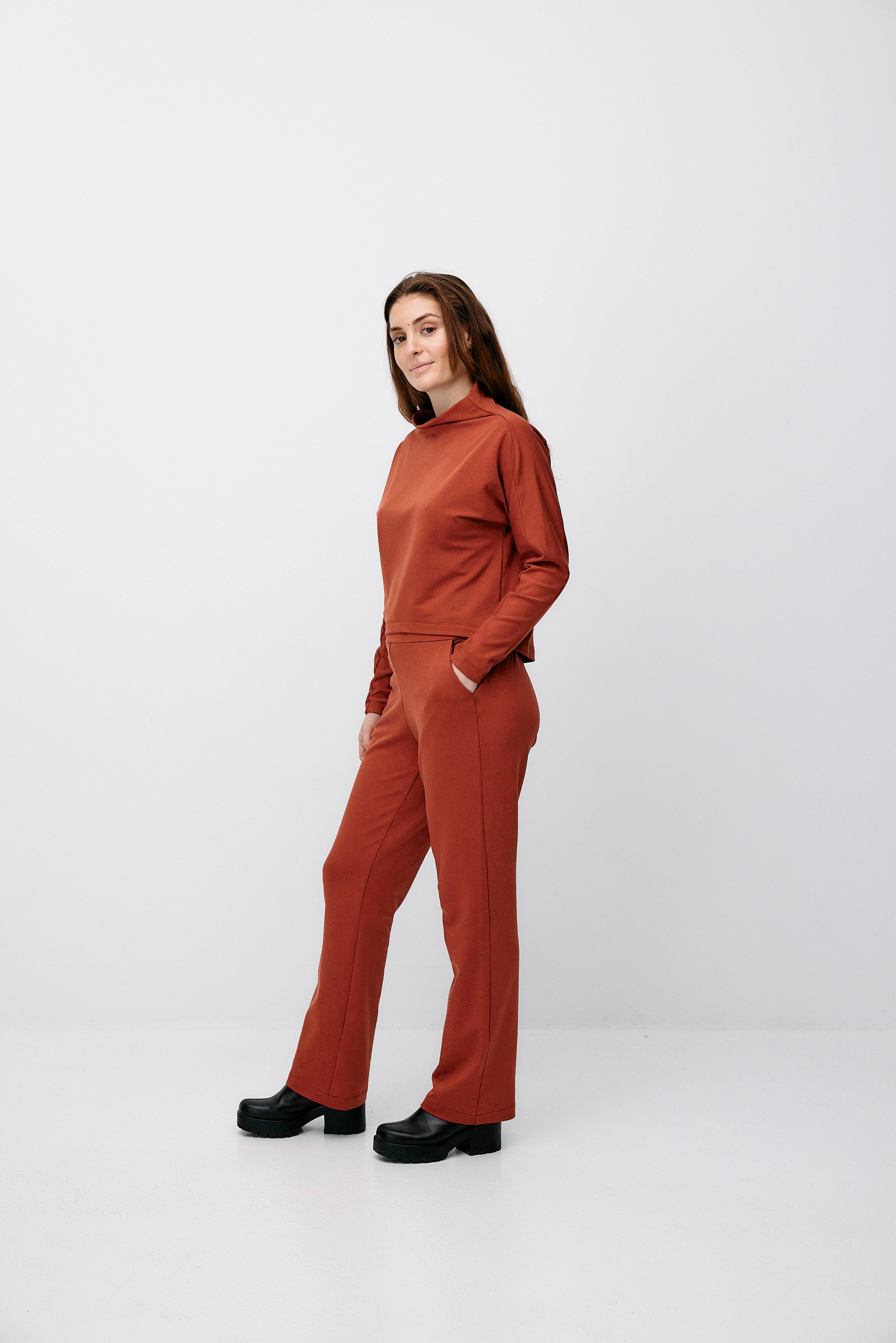 Pull court formel - camel rouge par Moya Kala