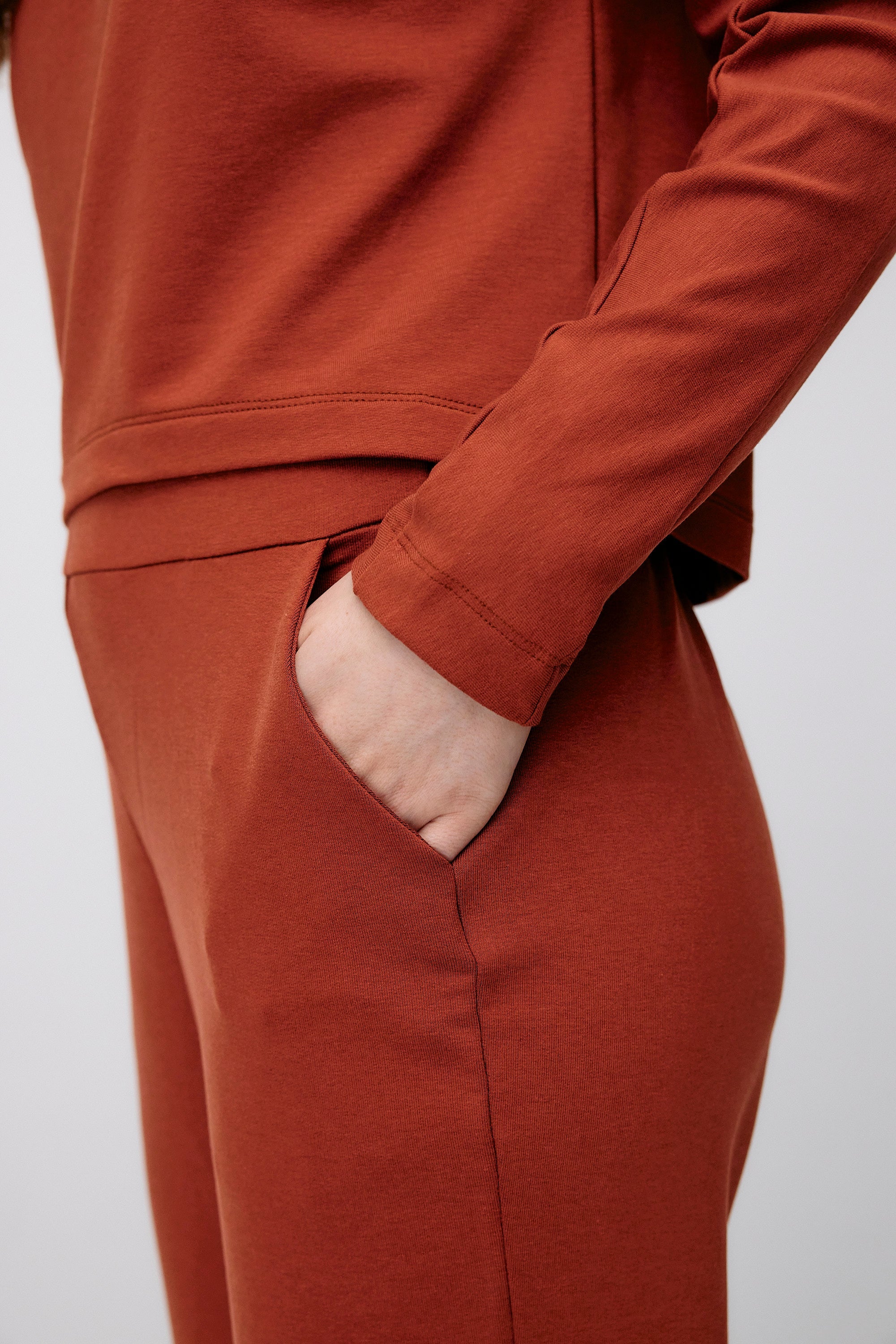 Pull court formel - camel rouge par Moya Kala