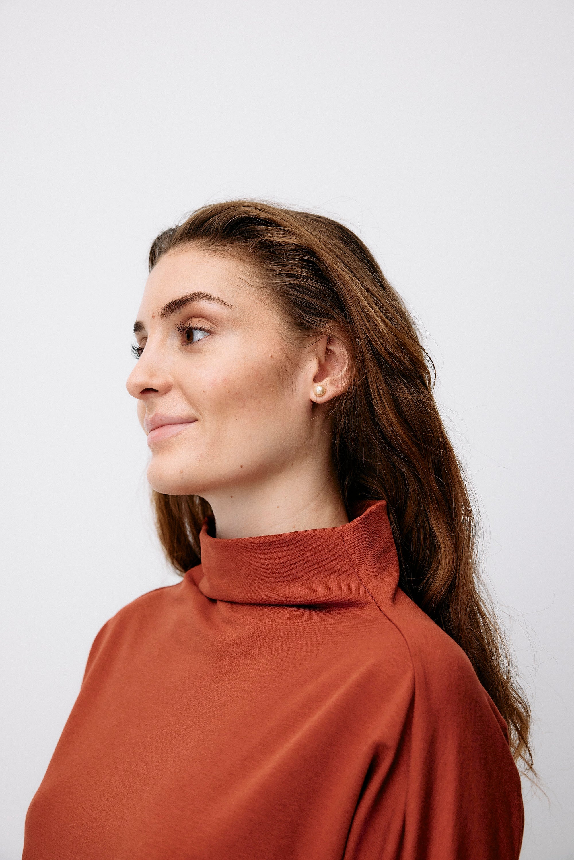 Pull court formel - camel rouge par Moya Kala