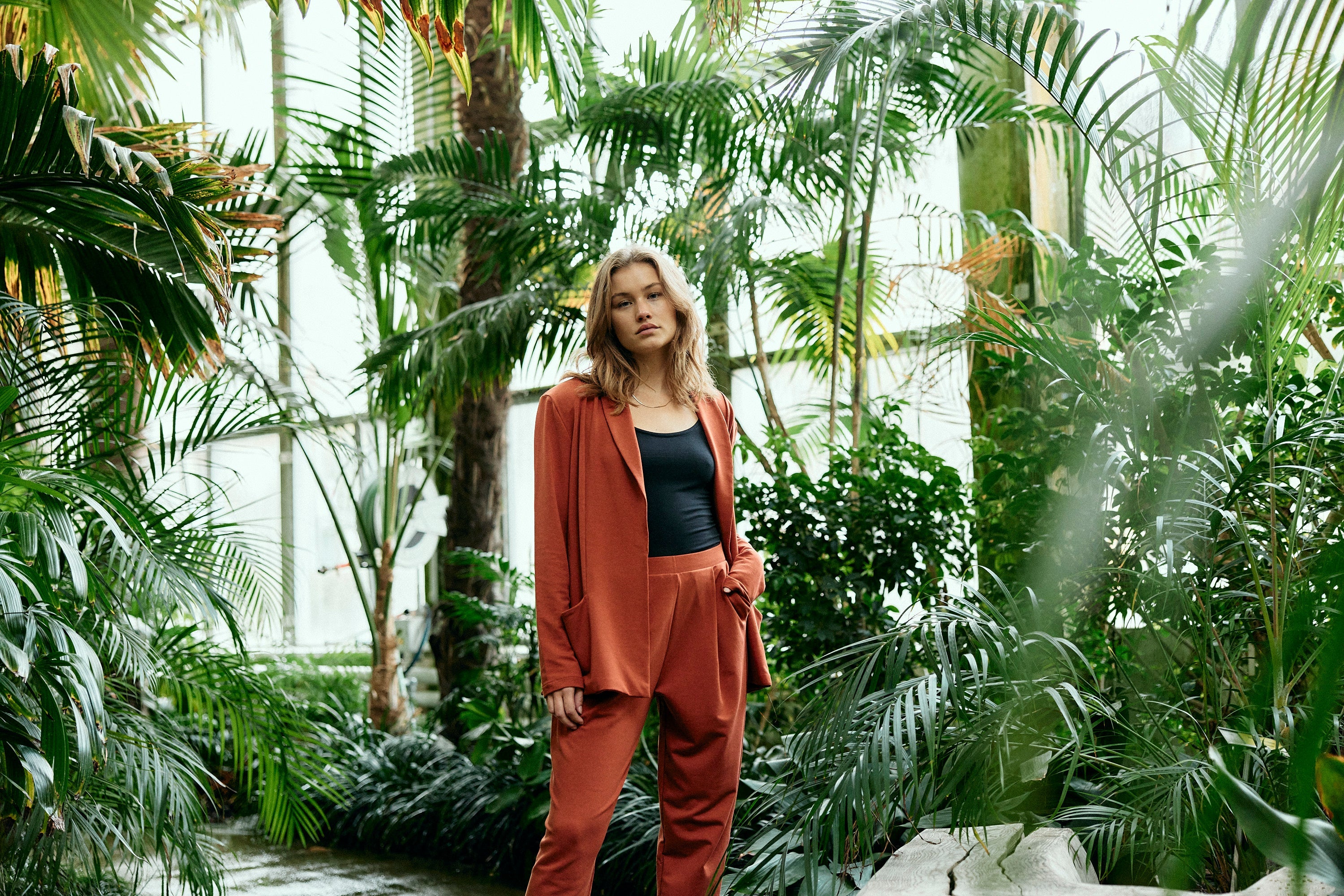 Jogger formel - rouge camel par Moya Kala