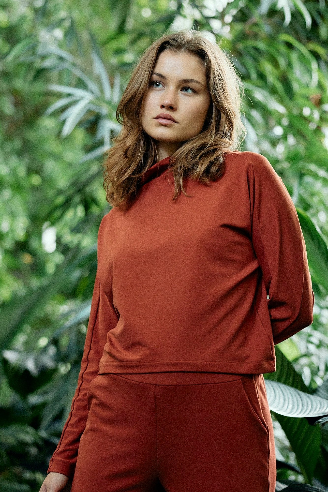 Pull court formel - camel rouge par Moya Kala