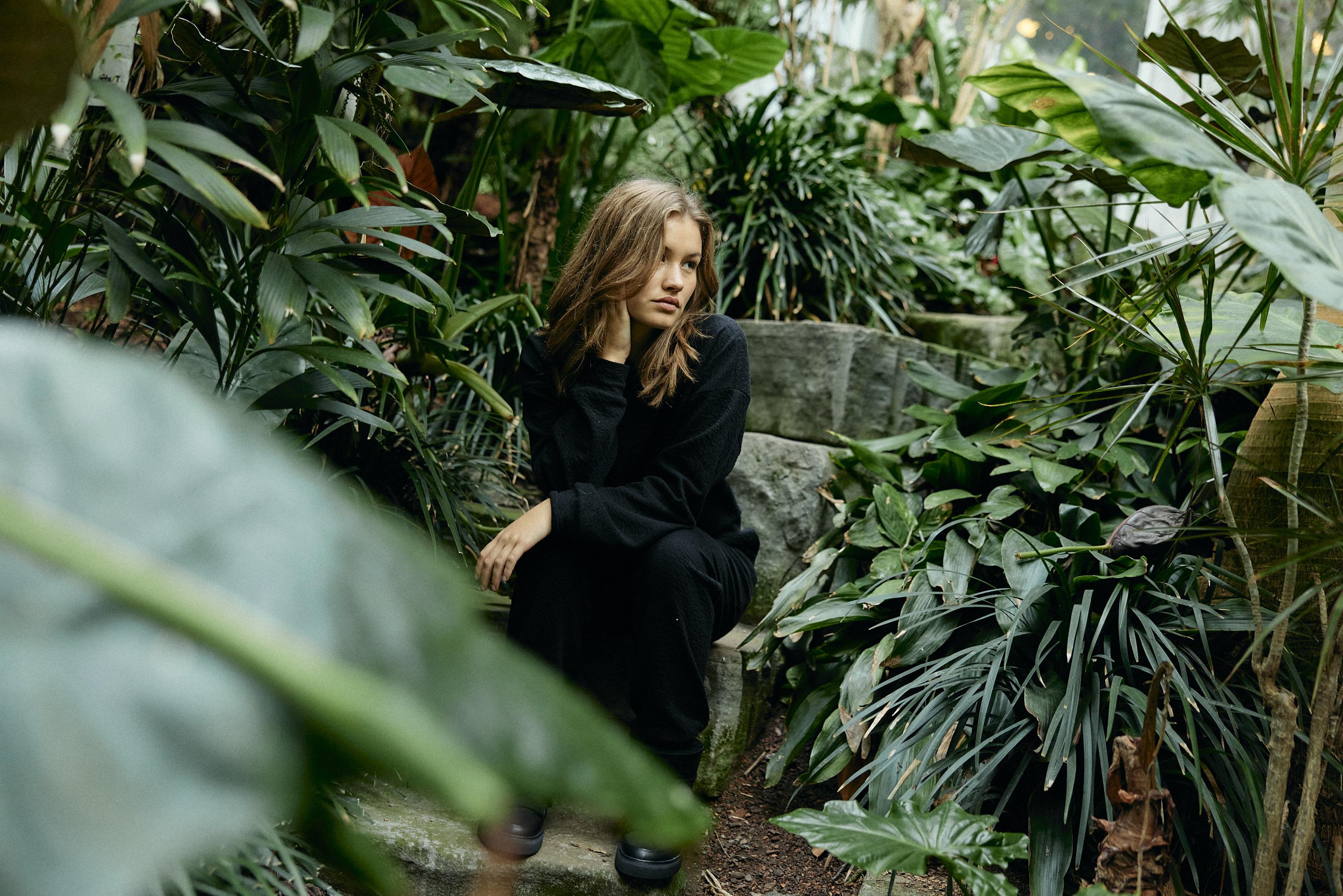 Botanic Sweater - black intense von Moya Kala
