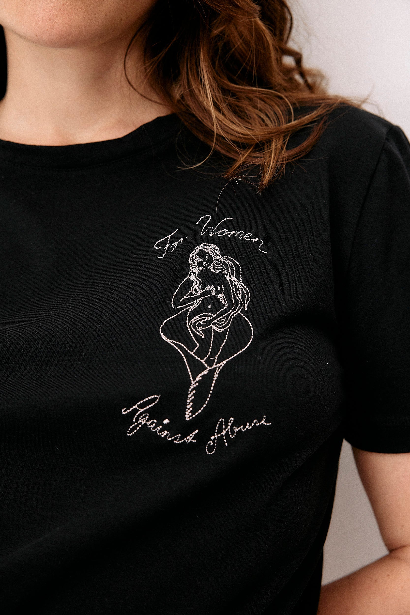 T-shirt noir Venus de Nina Egli en coton biologique de Moya Kala