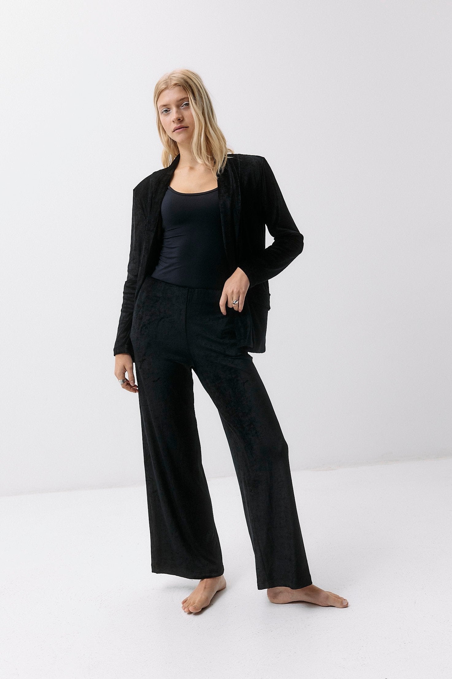 Velvet Pants - black intense von Moya Kala
