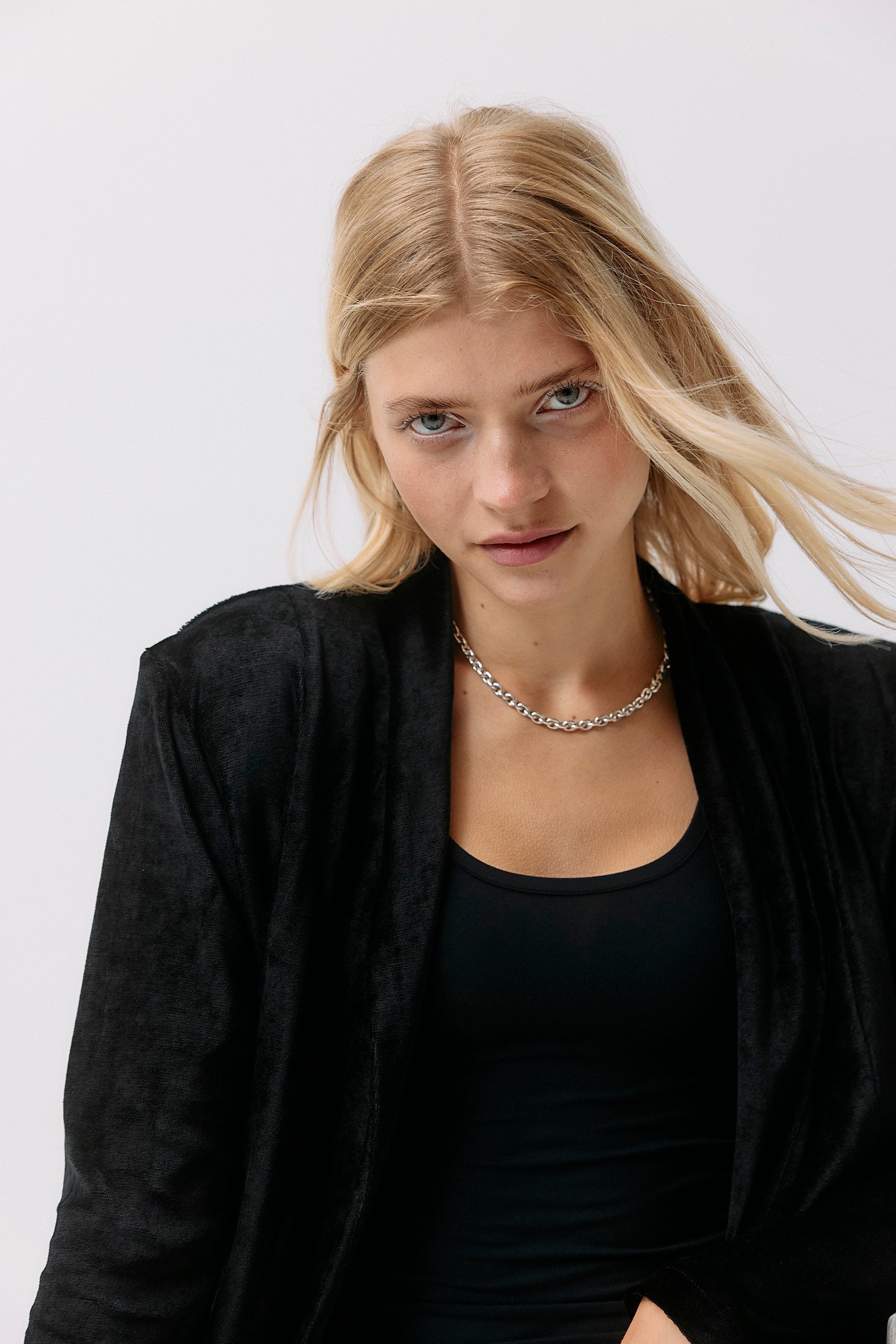 Velvet Blazer - black intense von Moya Kala