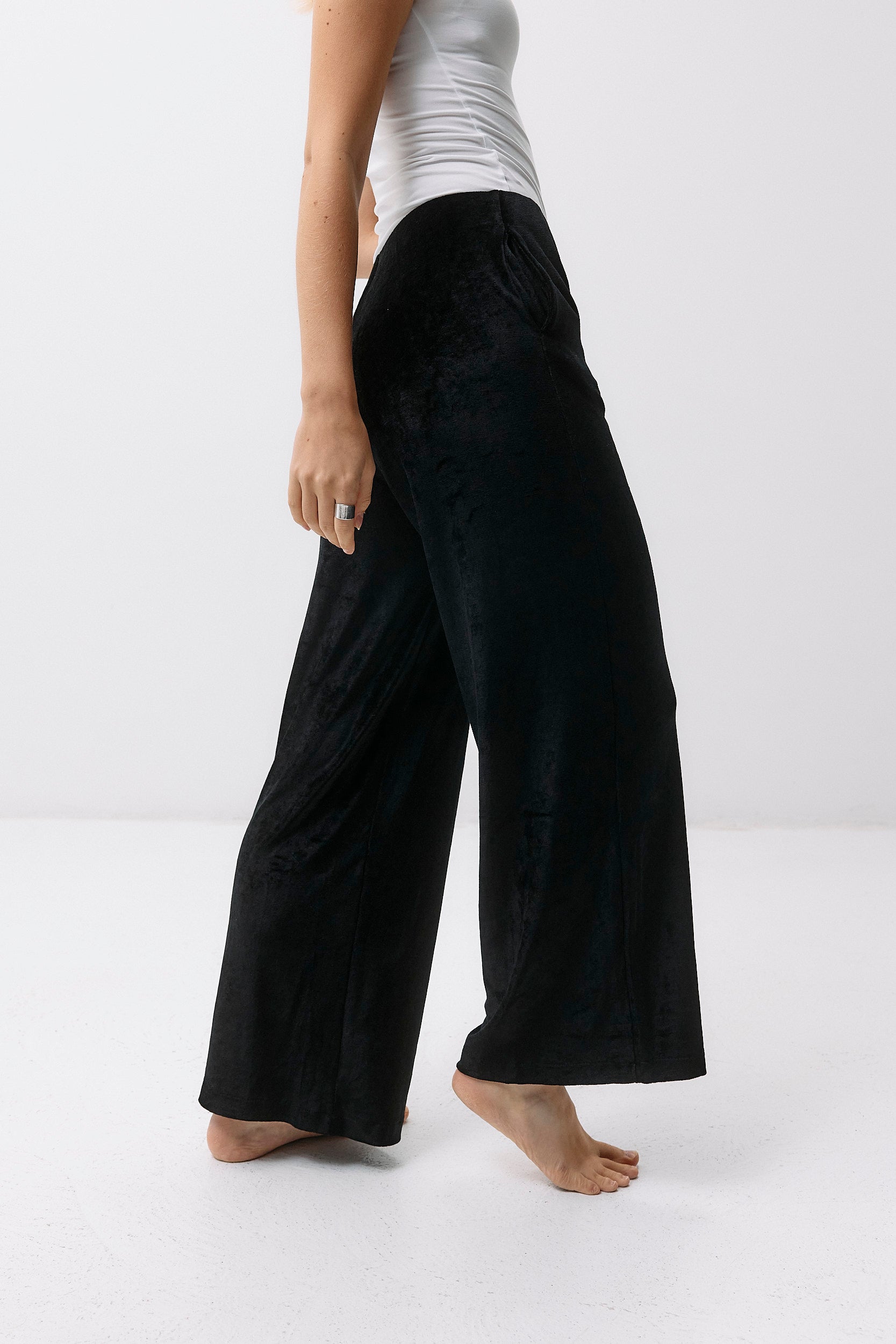 Velvet Pants - black intense von Moya Kala